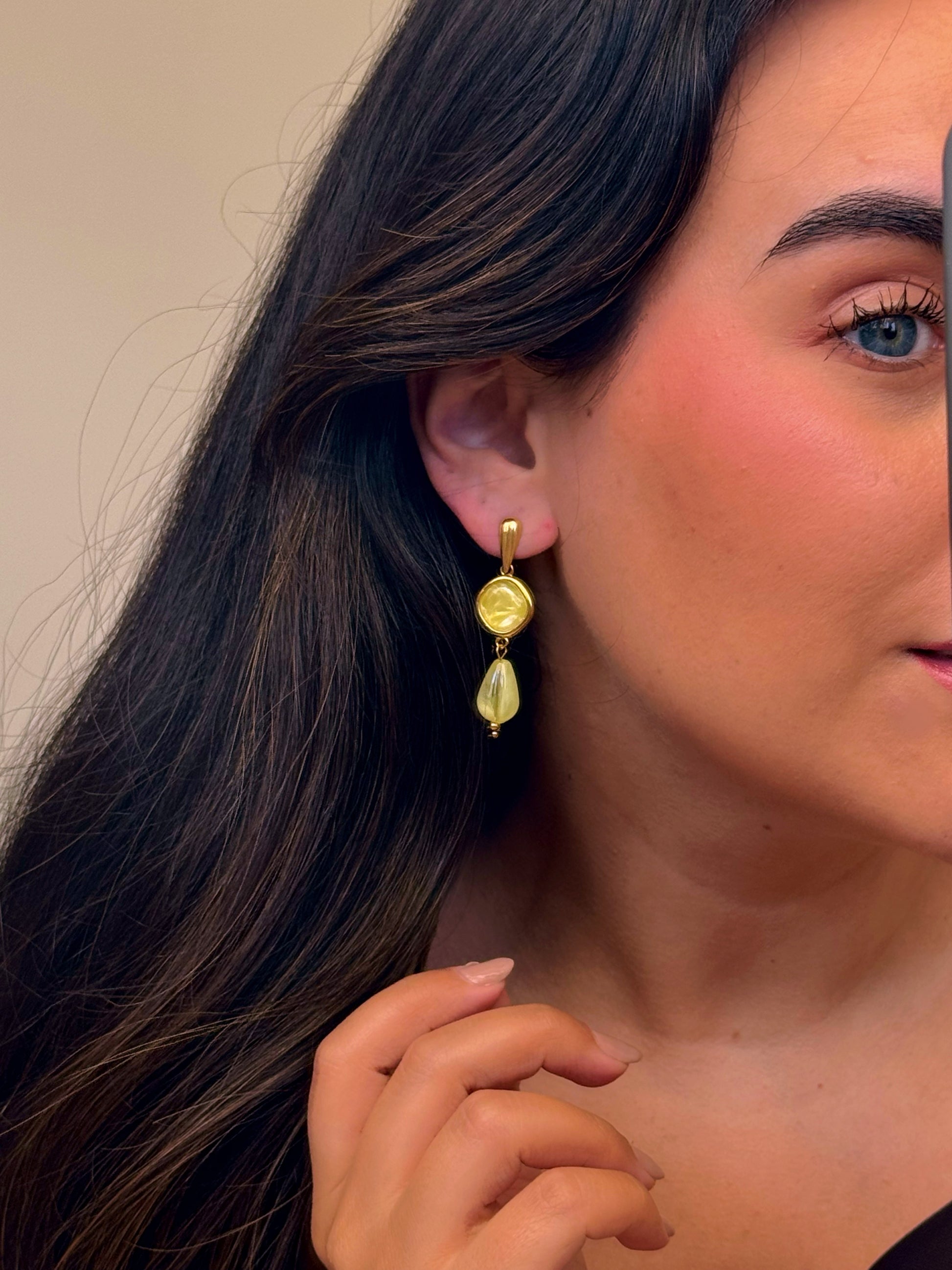 Brincos elegantes com pedras amarelas em pendente | Dourado