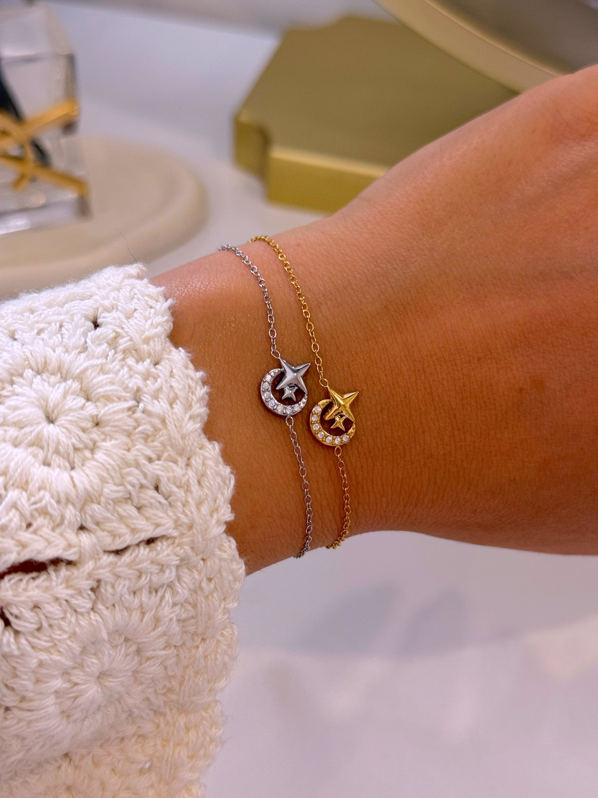 Pulseira delicada com estrelinha e lua com brilhantes | 2 Cores
