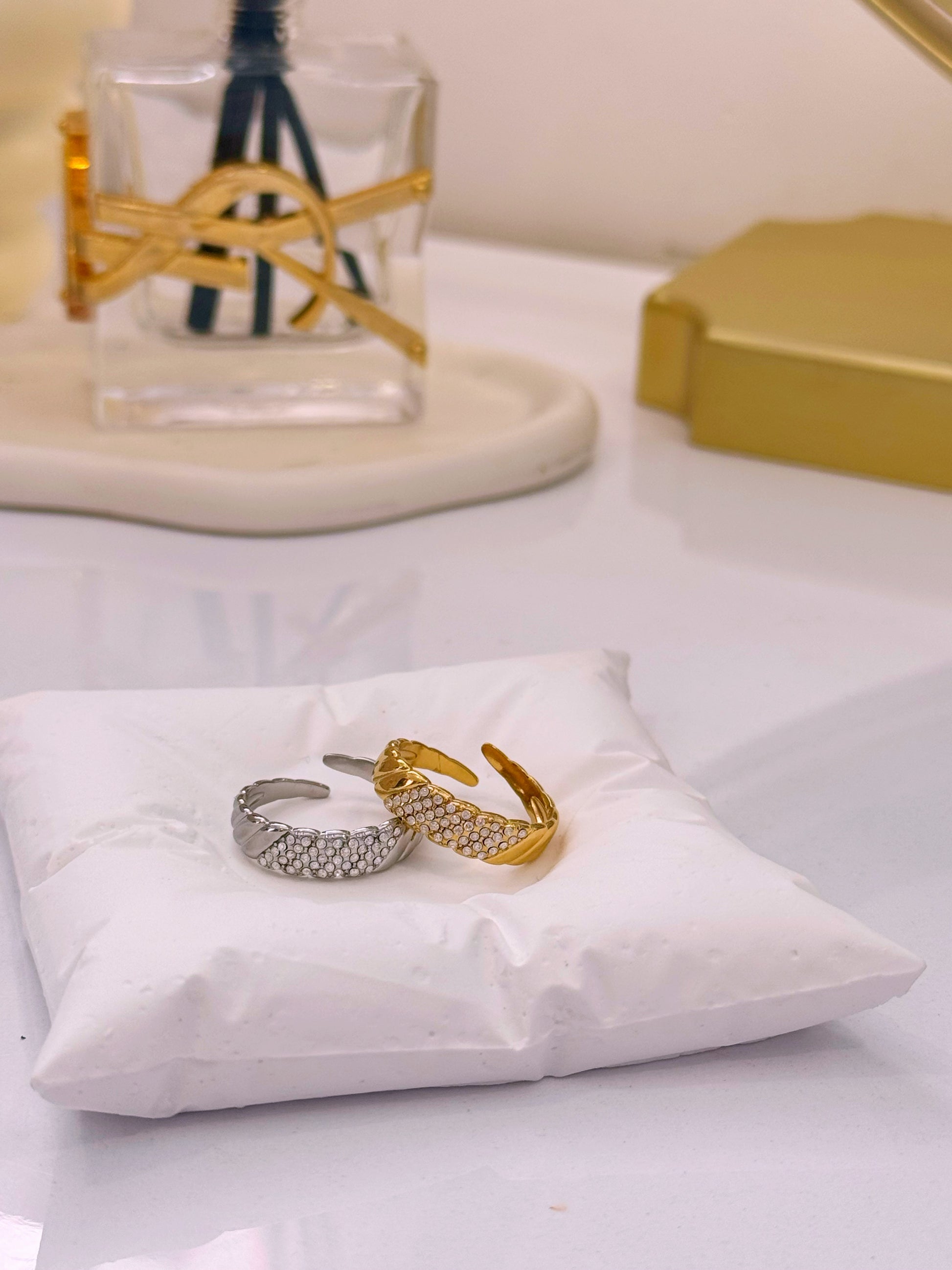 Anel ajustável com texturas e brilhantes | 2 Cores