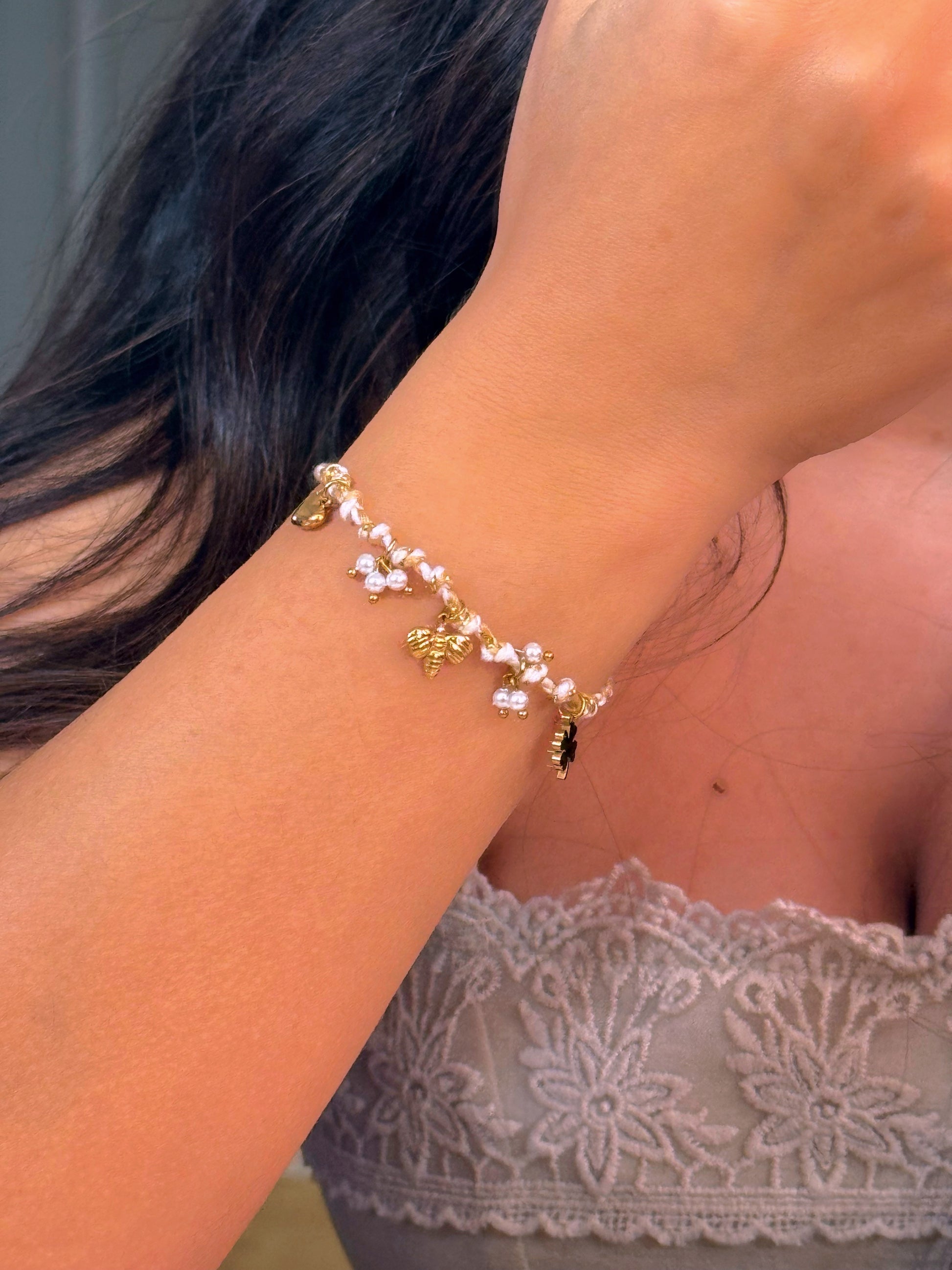 Pulseira cordão bege com pendentes e pérolas | Dourado