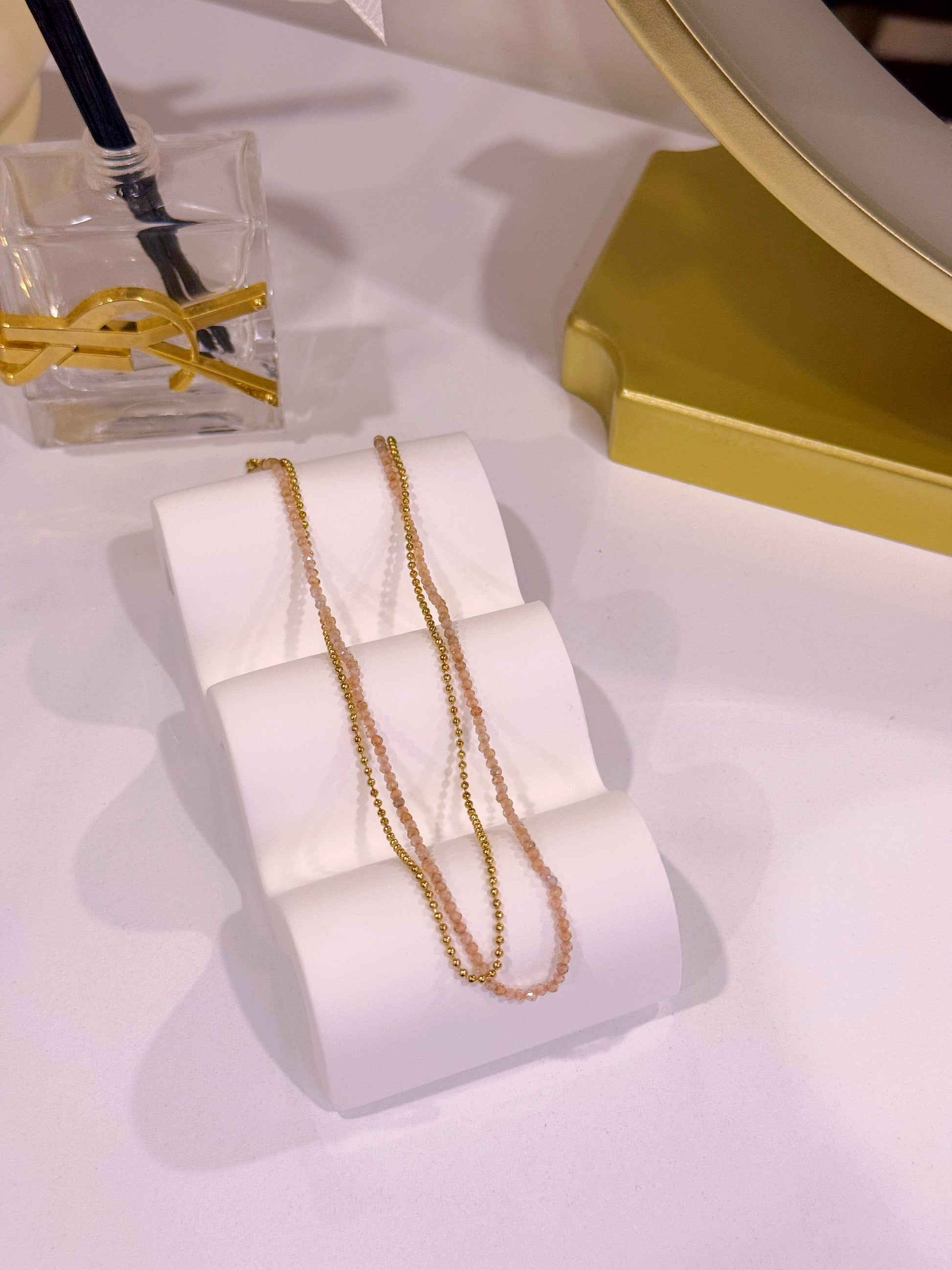 Colar efeito duplo com missangas rosa e bolinhas | Dourado