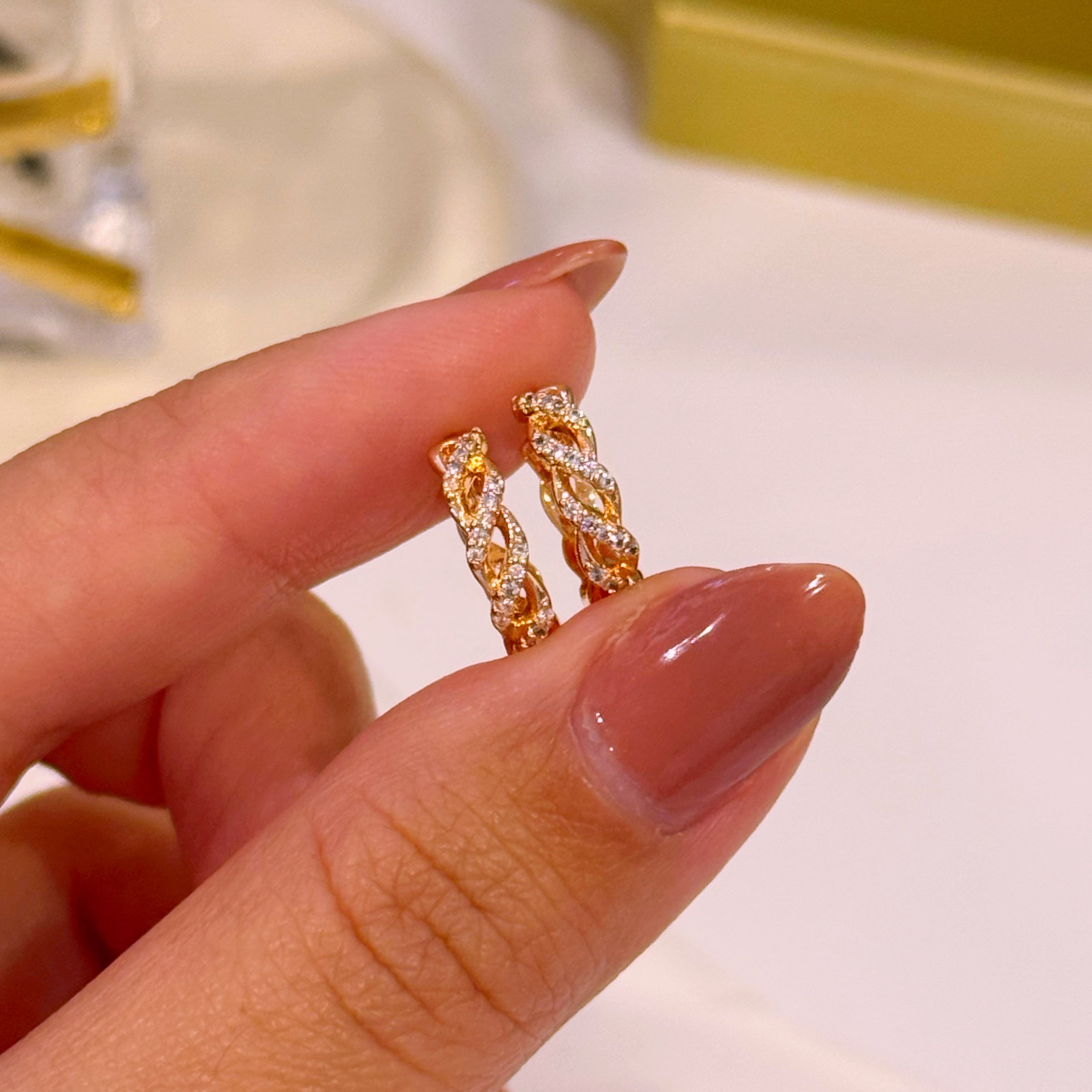 Argolinhas efeito entrelaçado com brilhantes | Rose Gold