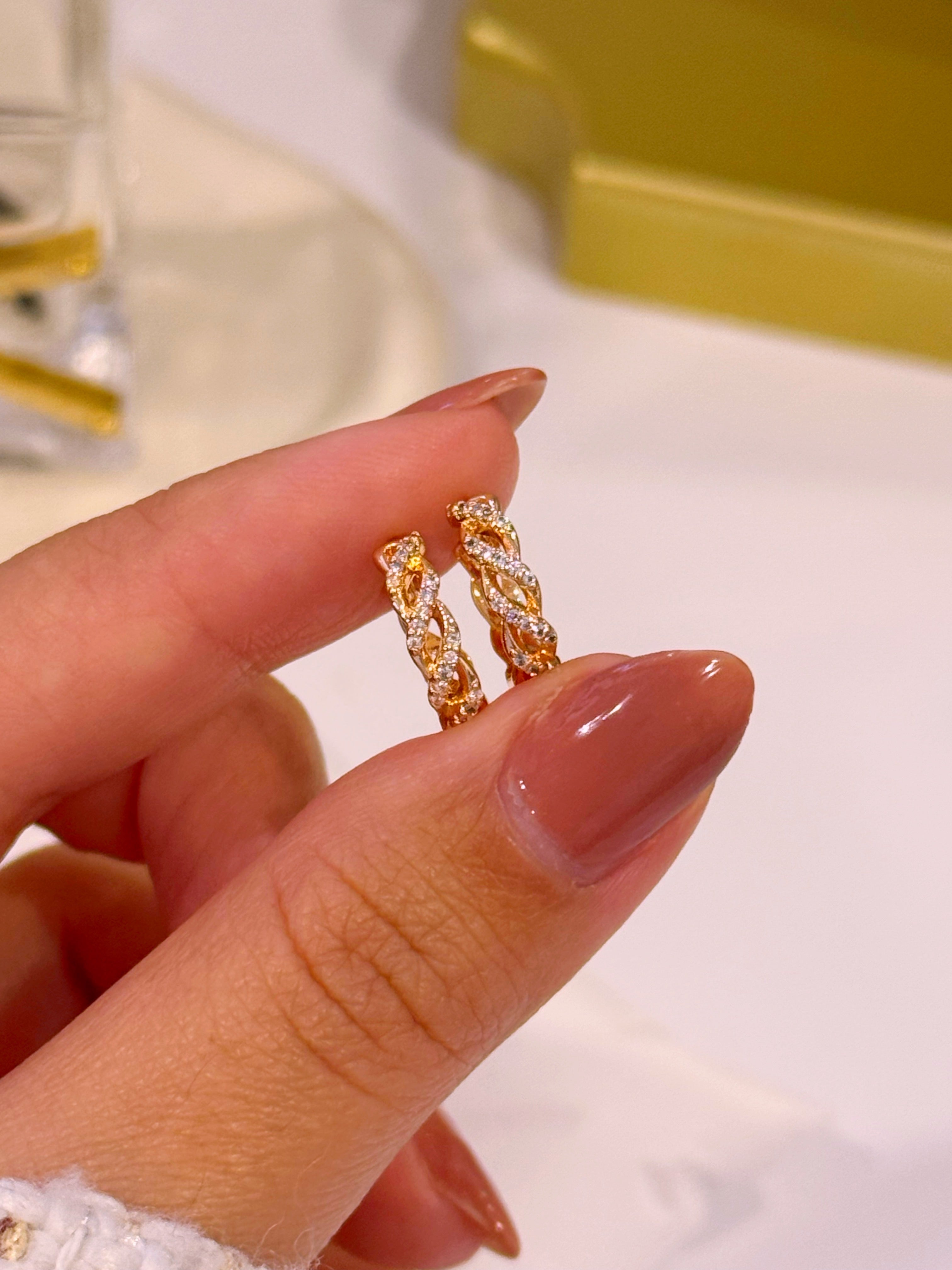 Argolinhas efeito entrelaçado com brilhantes | Rose Gold