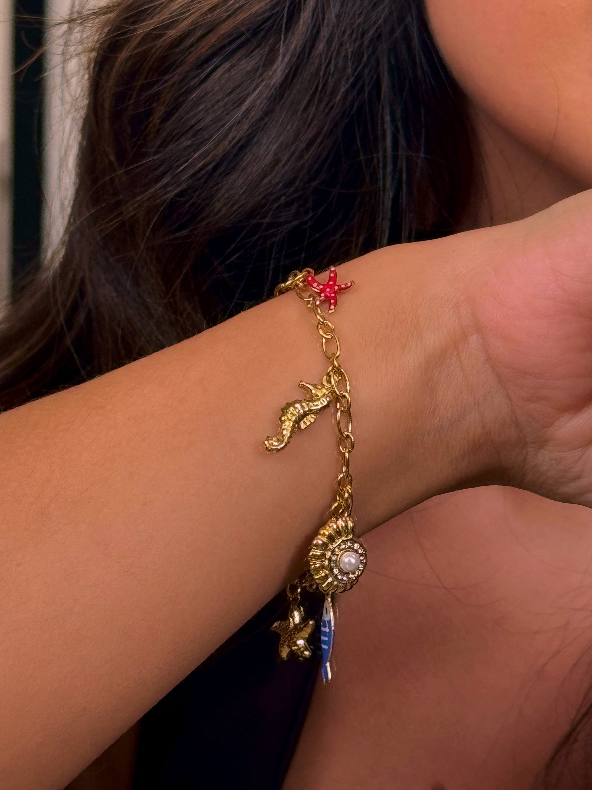 𝐄𝐝𝐢𝐜̧𝐚̃𝐨 𝐋𝐢𝐦𝐢𝐭𝐚𝐝𝐚 𝐕𝐞𝐫𝐚̃𝐨 🐚 Pulseira corrente com concha e pérola e vários pendentes | Dourado