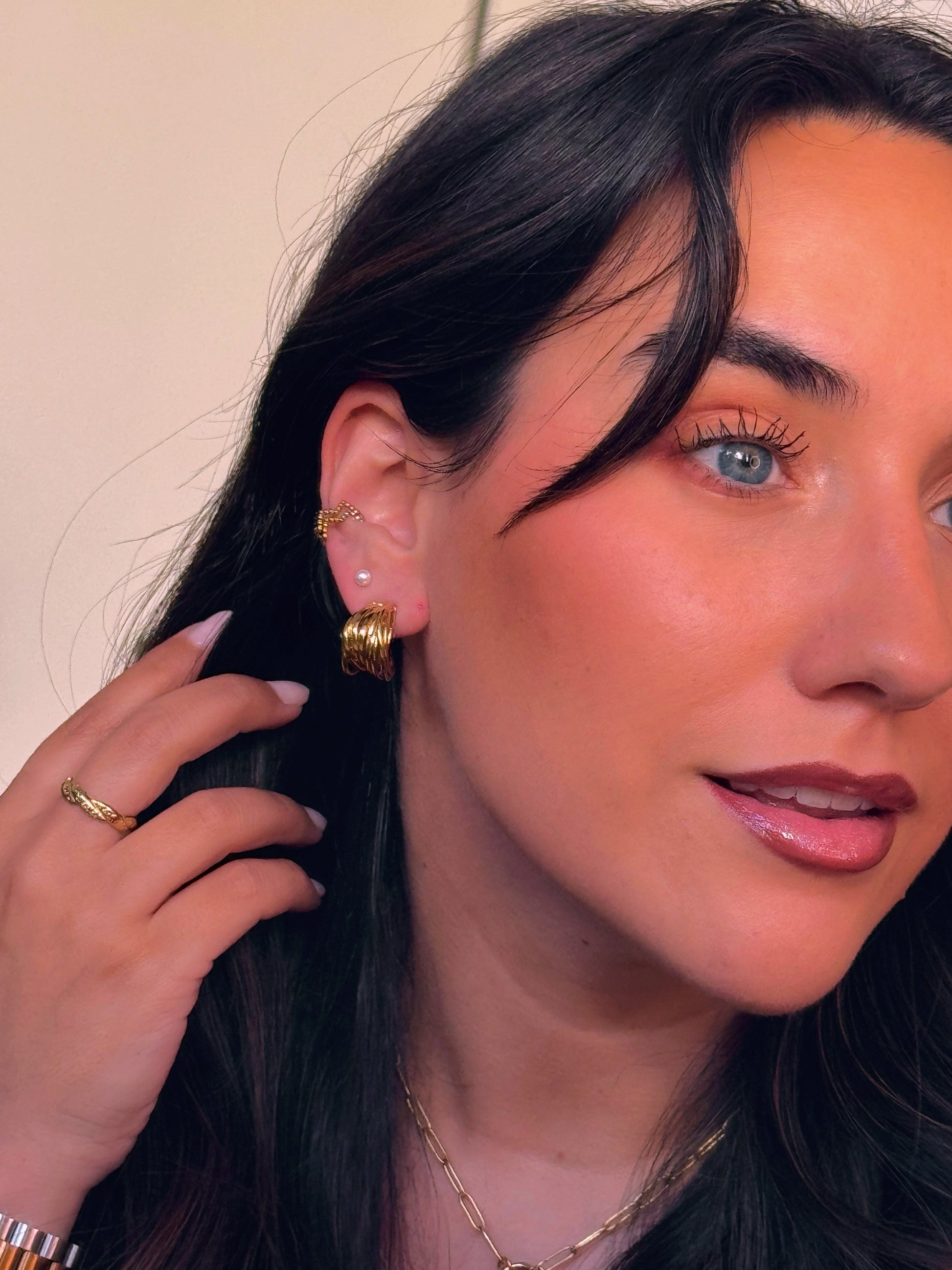 Argolas elegantes trabalhadas | Dourado