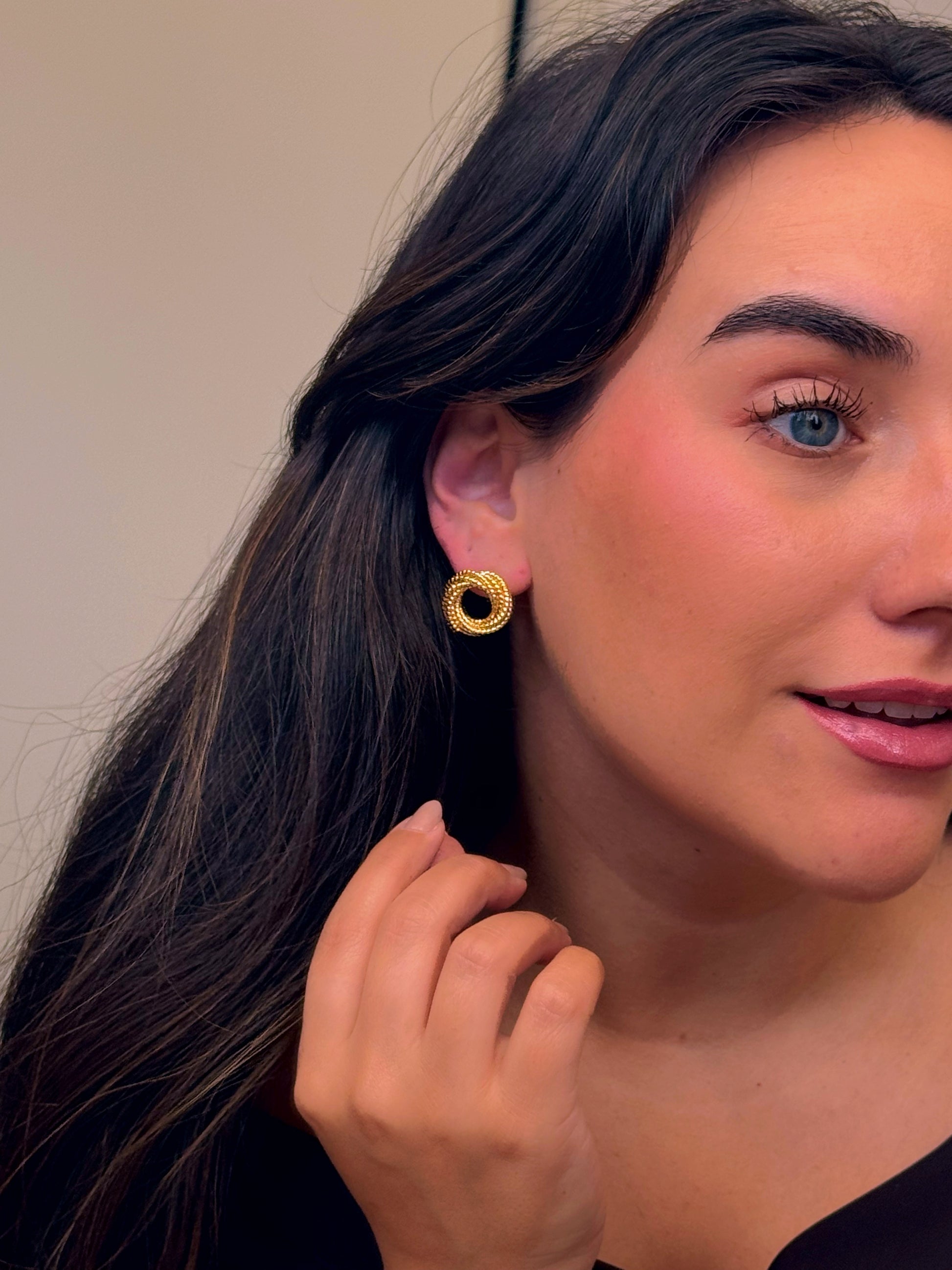 Brincos elegantes efeito nó entrelaçado | Dourado