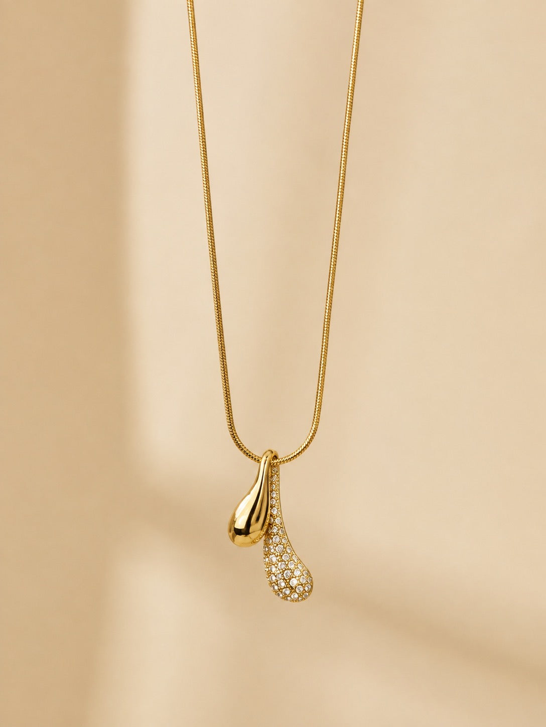 Colar malha redonda com pendente gota com brilhantes | Dourado