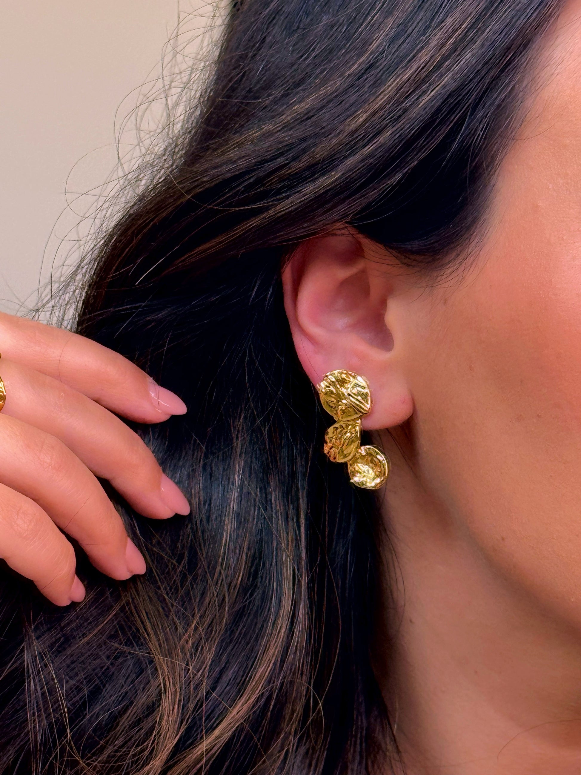 Brincos elegantes com relevos | Dourado