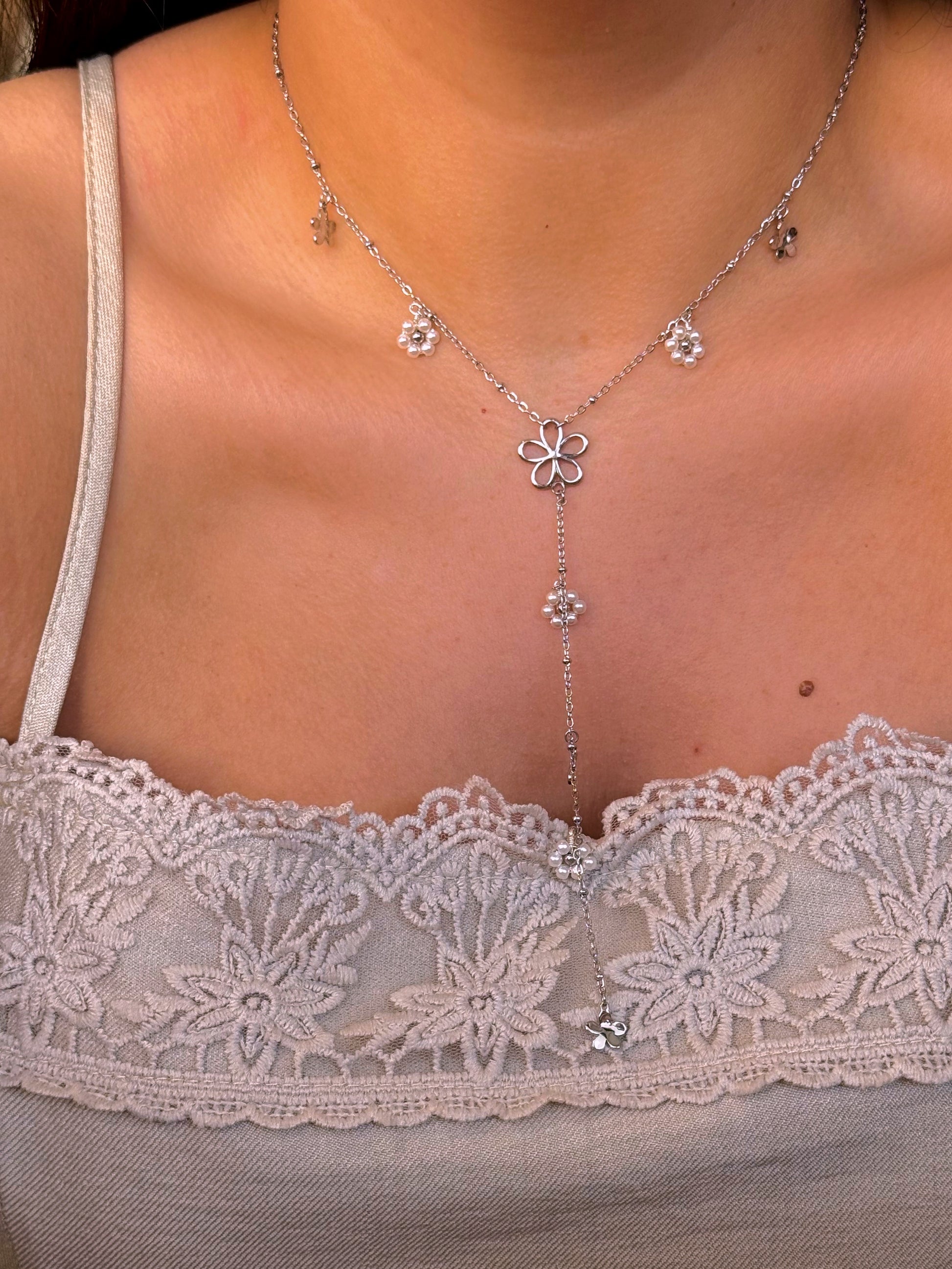 Colar com flores e pendente | Prateado