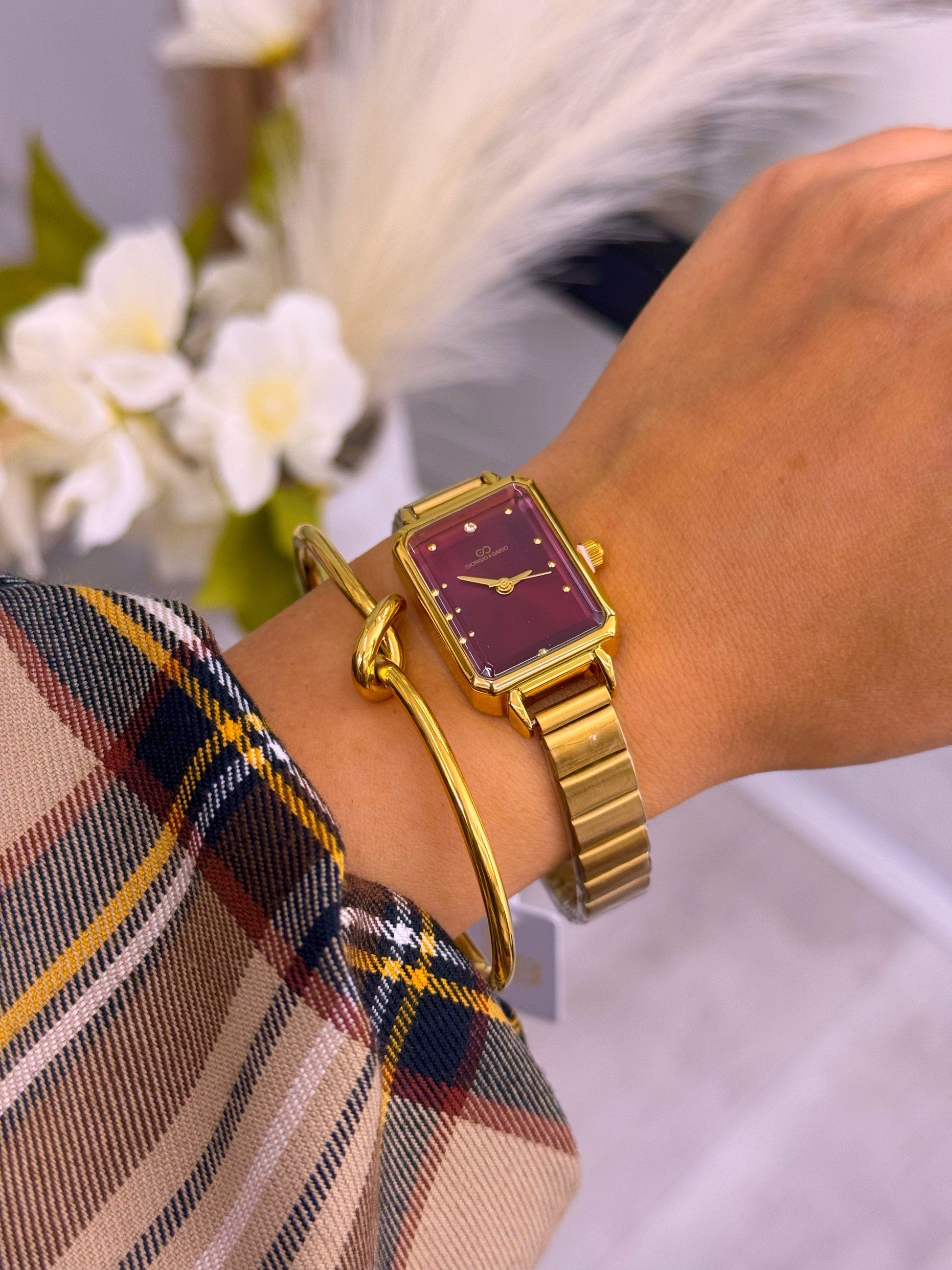 Relógio analógico dourado com mostrador retangular | Bordô