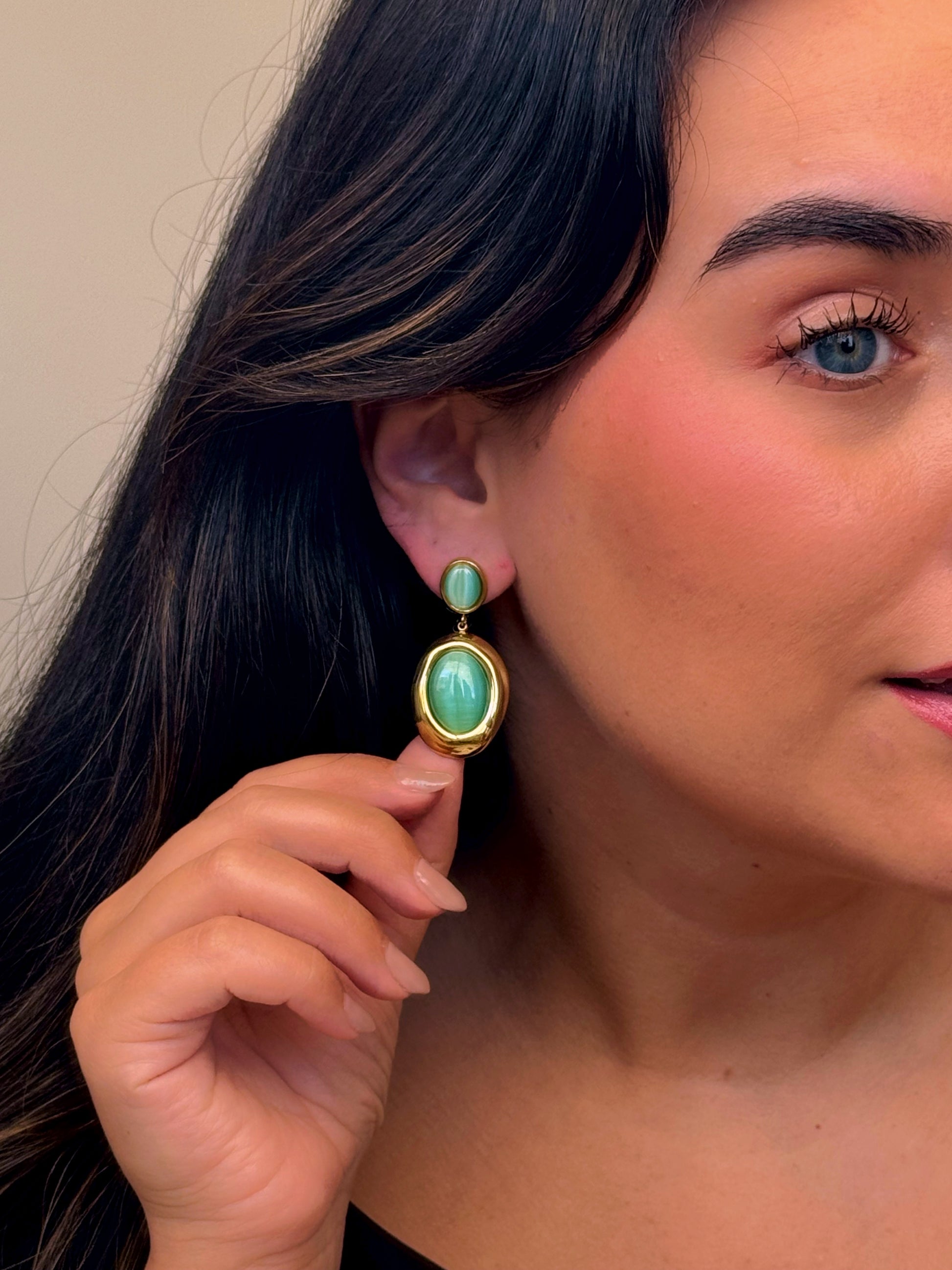 Brincos elegantes com pedras verdes em pendente | Dourado
