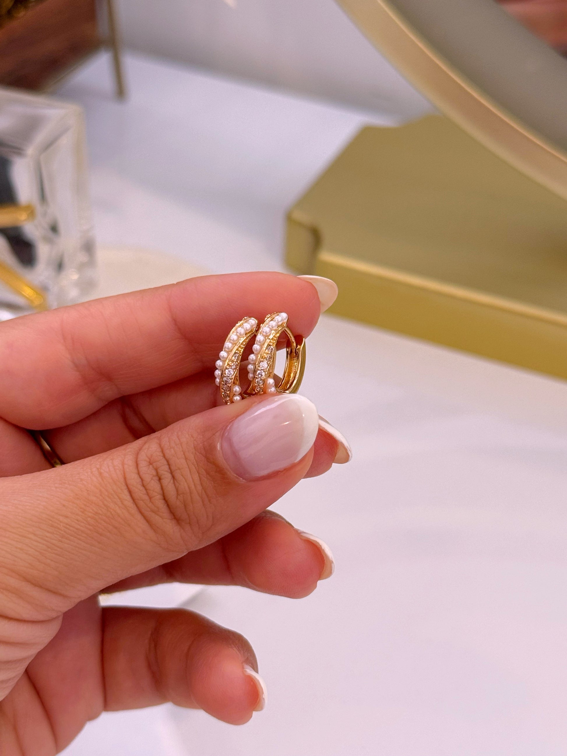 Argolas efeito torcido e fila de pérolas e brilhantes | Dourado
