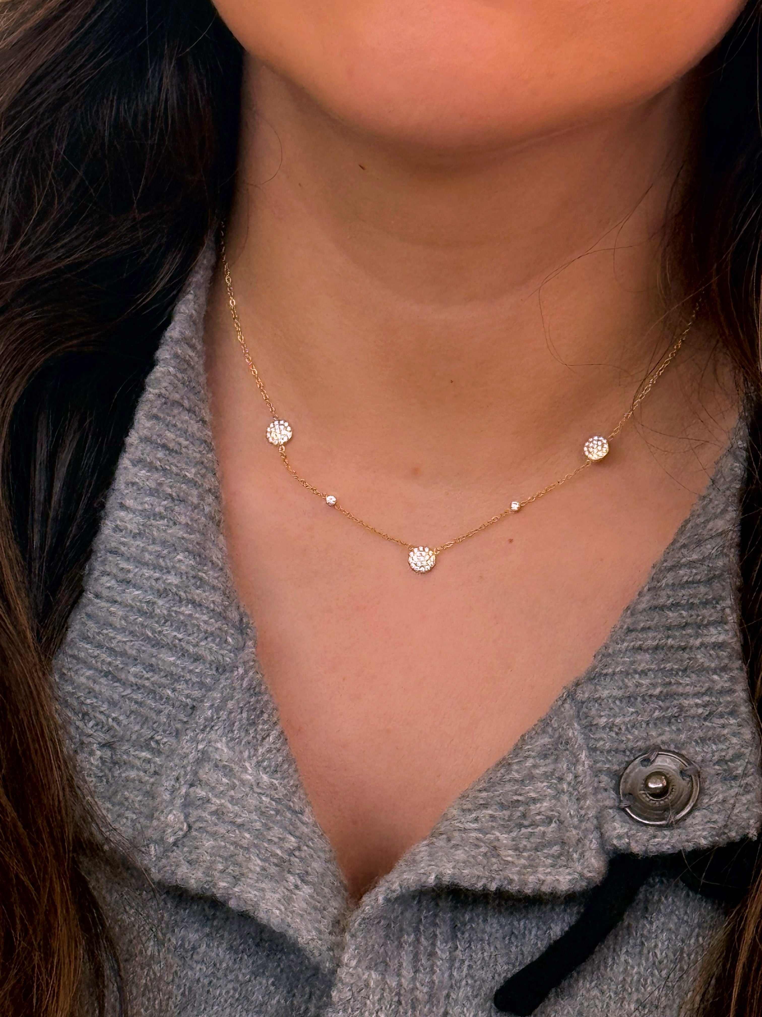 Colar elegante com círculos e brilhantes | Dourado