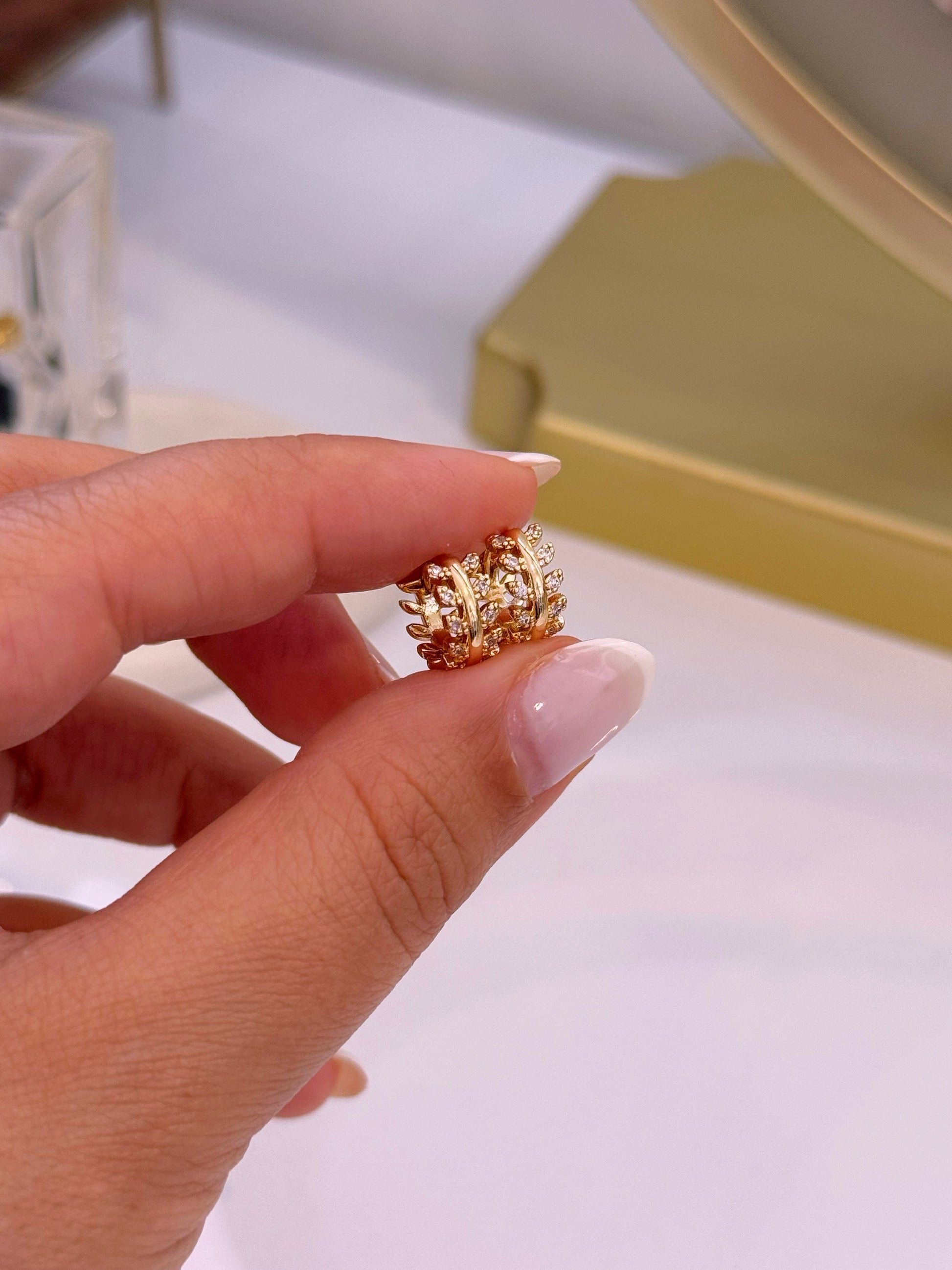 Argolinhas efeito folhinhas com brilhantes | Dourado
