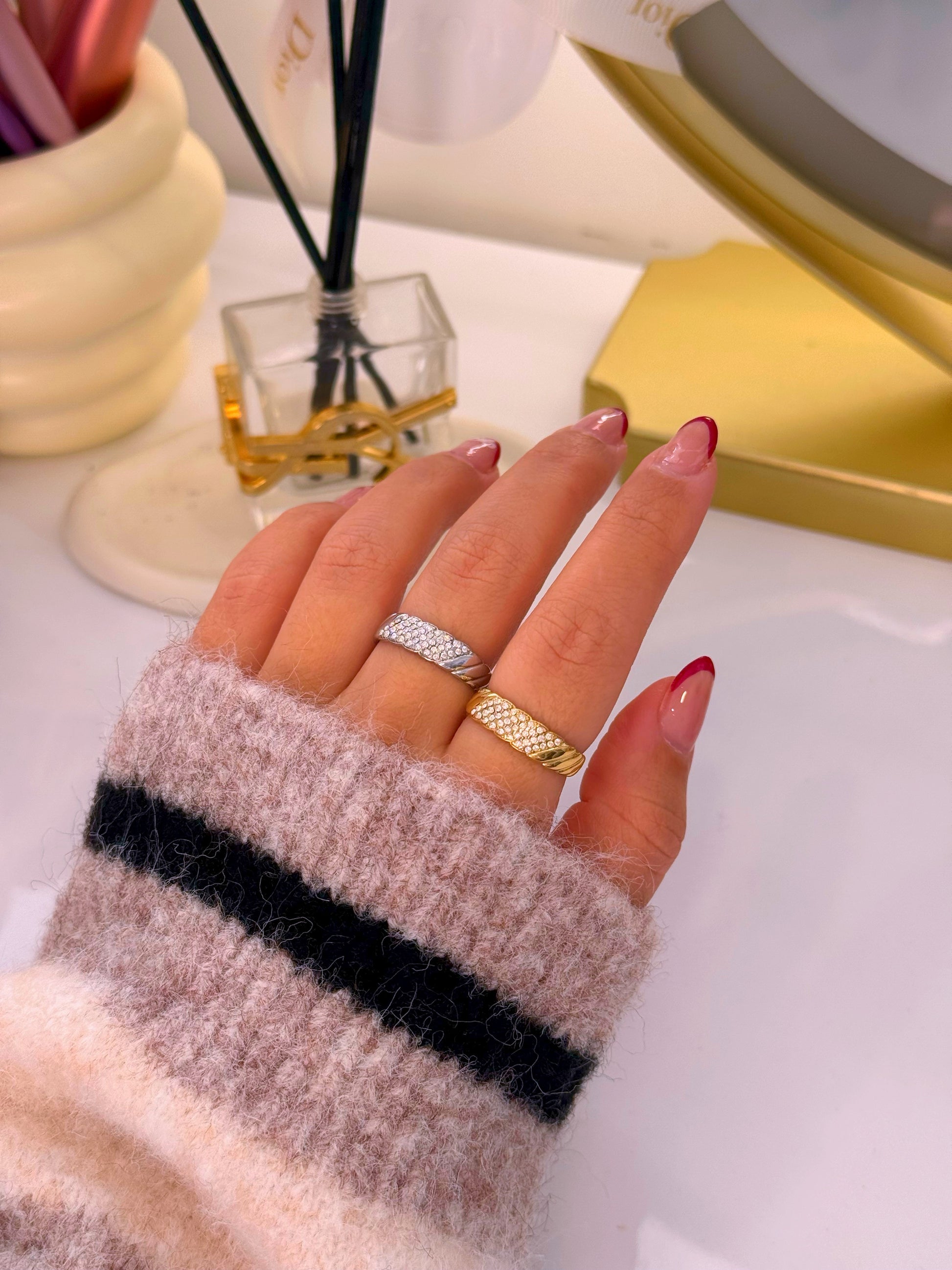 Anel ajustável com texturas e brilhantes | 2 Cores