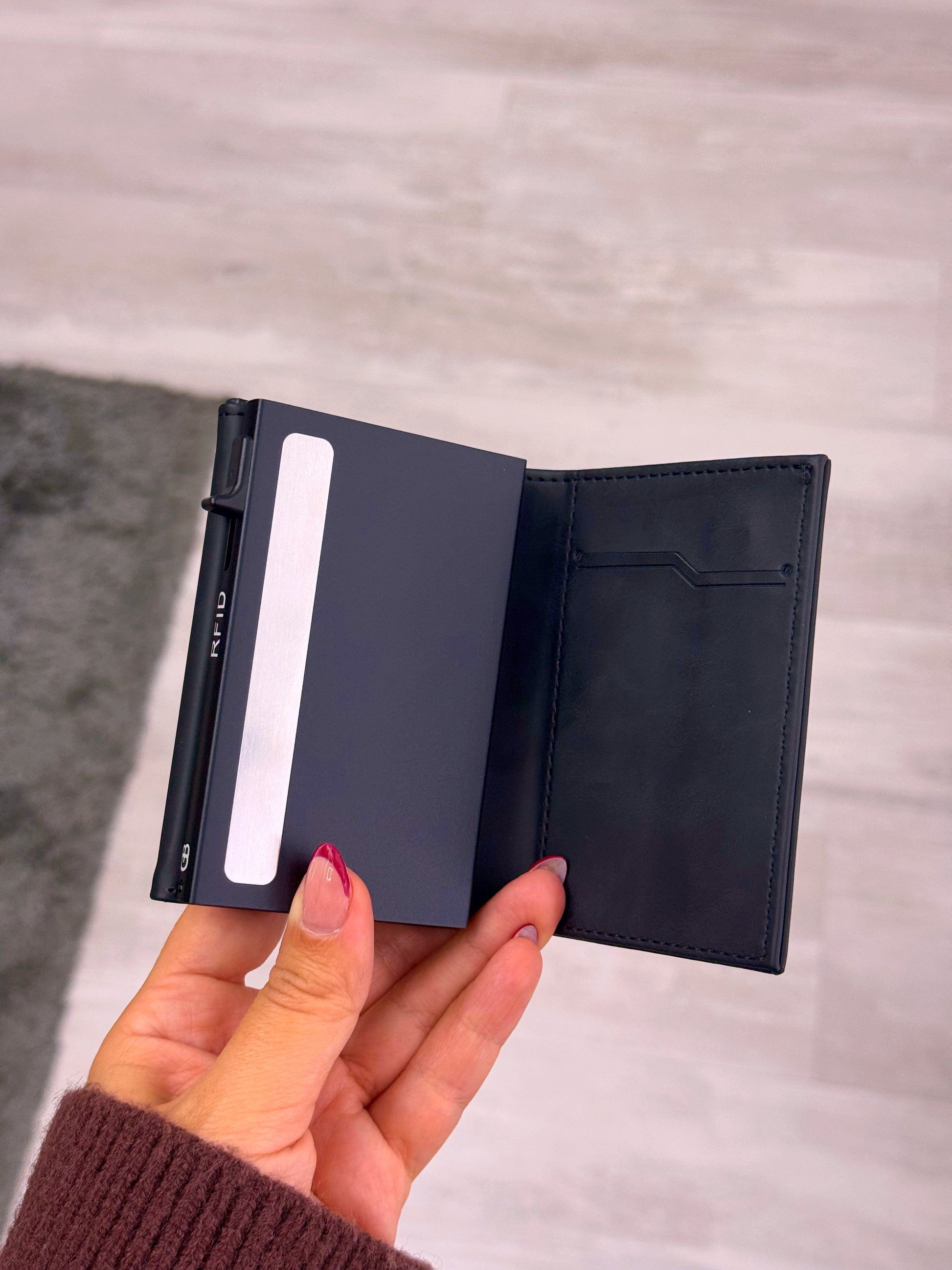 Porta cartões com fecho e aba extra para notas  | Preto