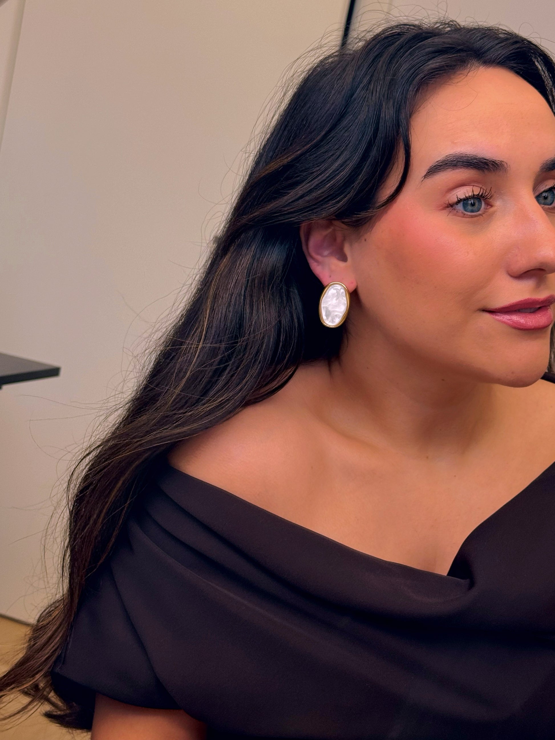 Brincos elegantes irregulares com madre pérola | Dourado