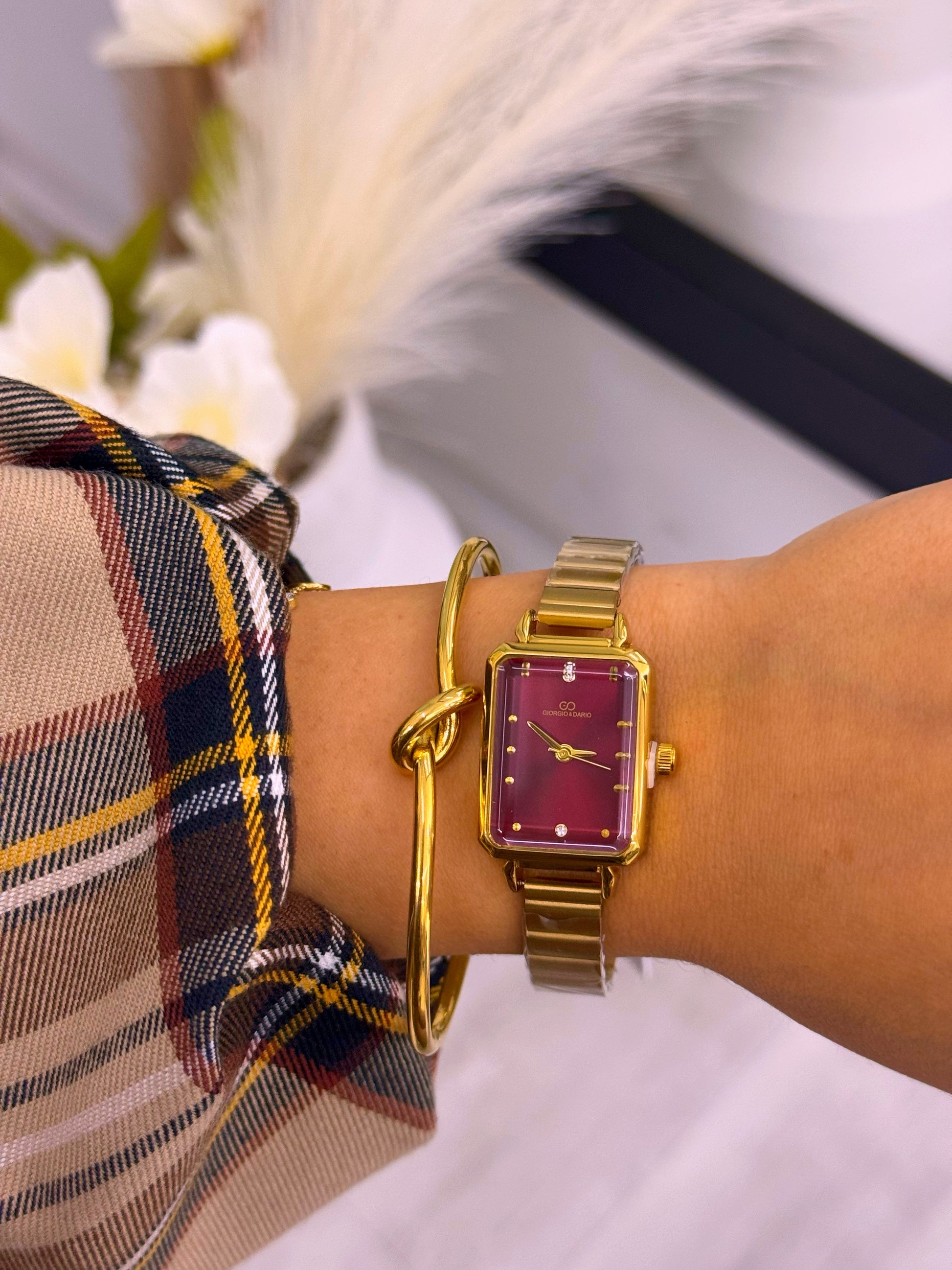 Relógio analógico dourado com mostrador retangular | Bordô