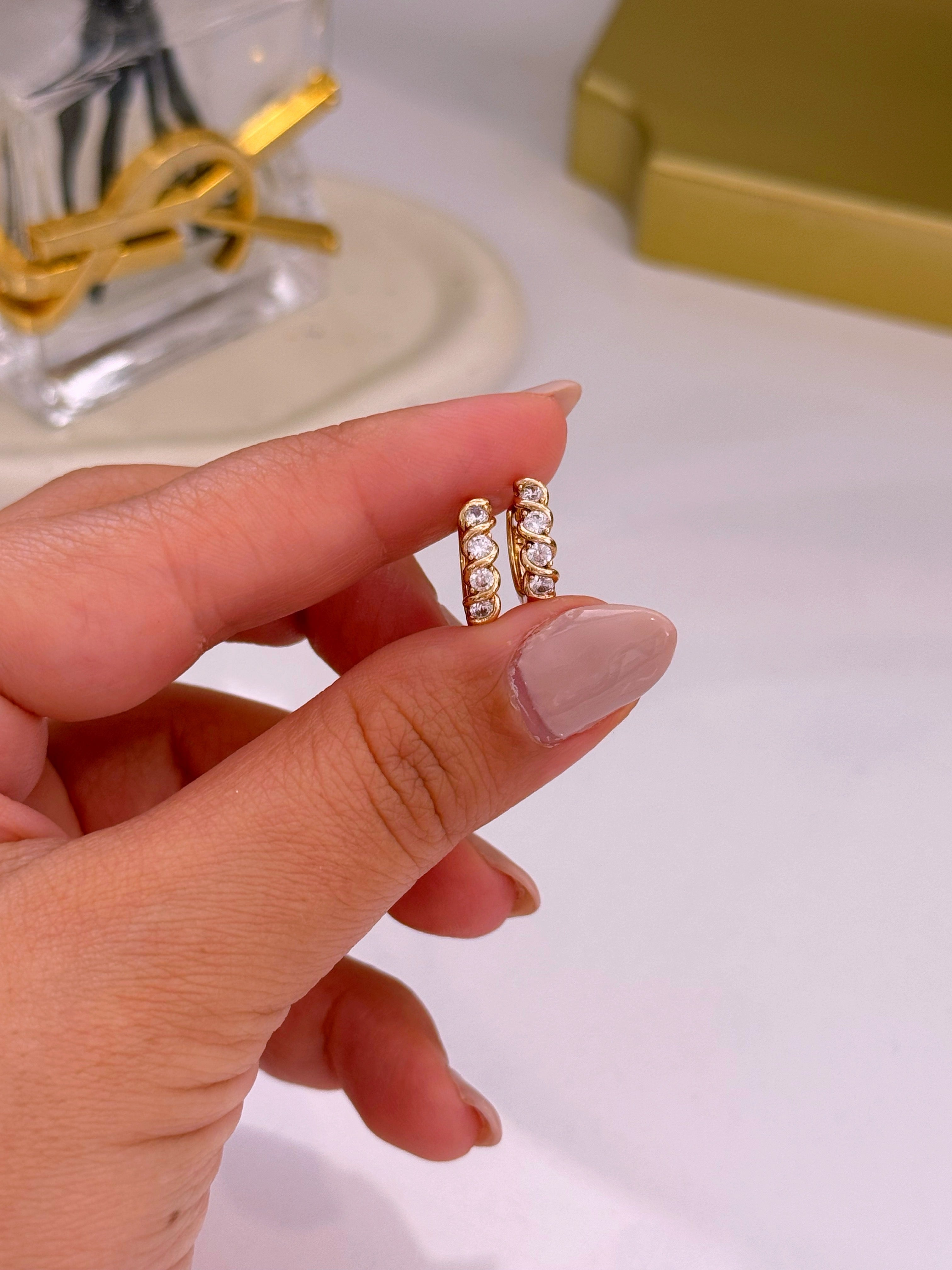 Mini argolinhas torcidas com brilhantes | Rose Gold