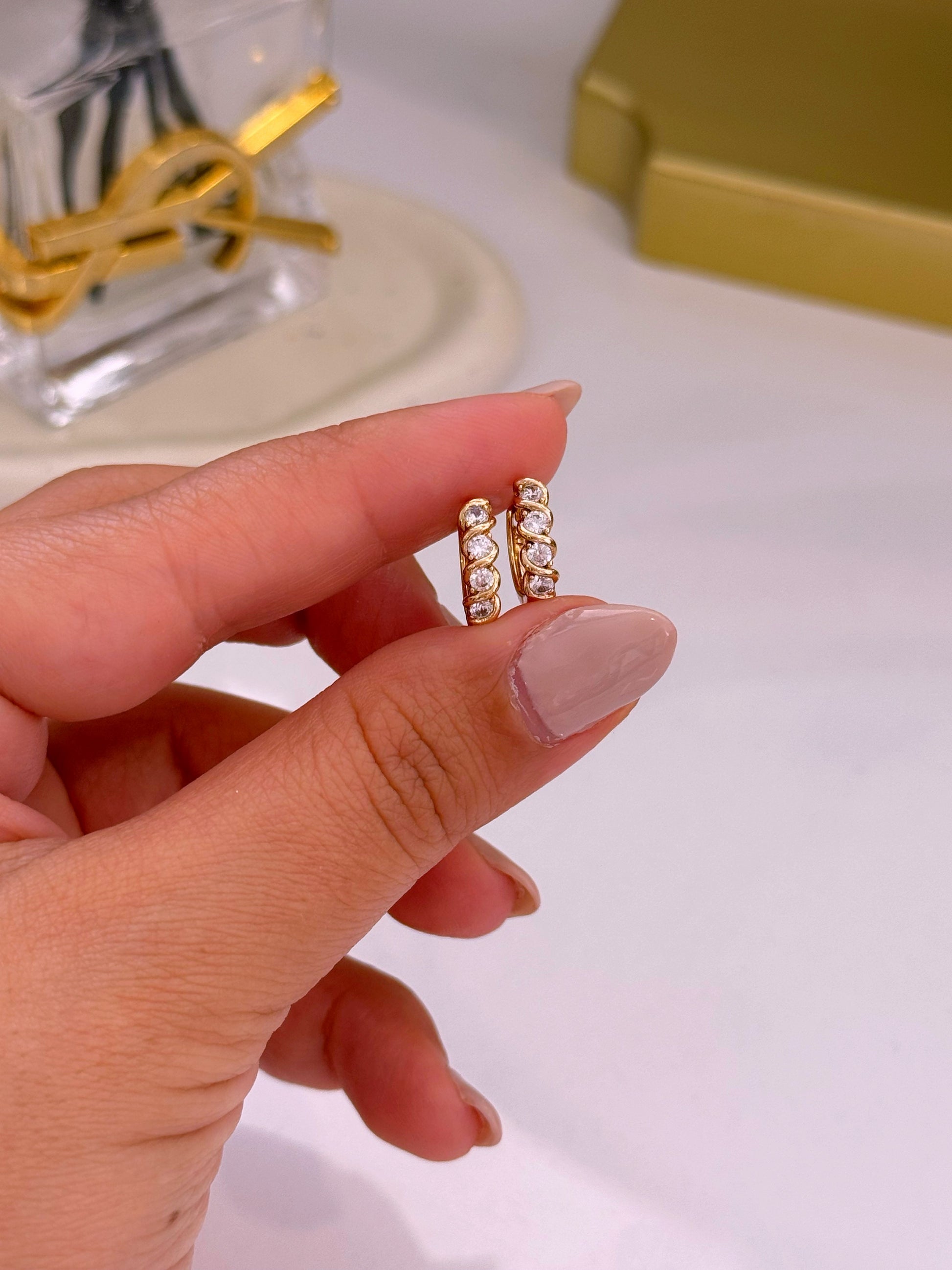 Mini argolinhas torcidas com brilhantes | Rose Gold