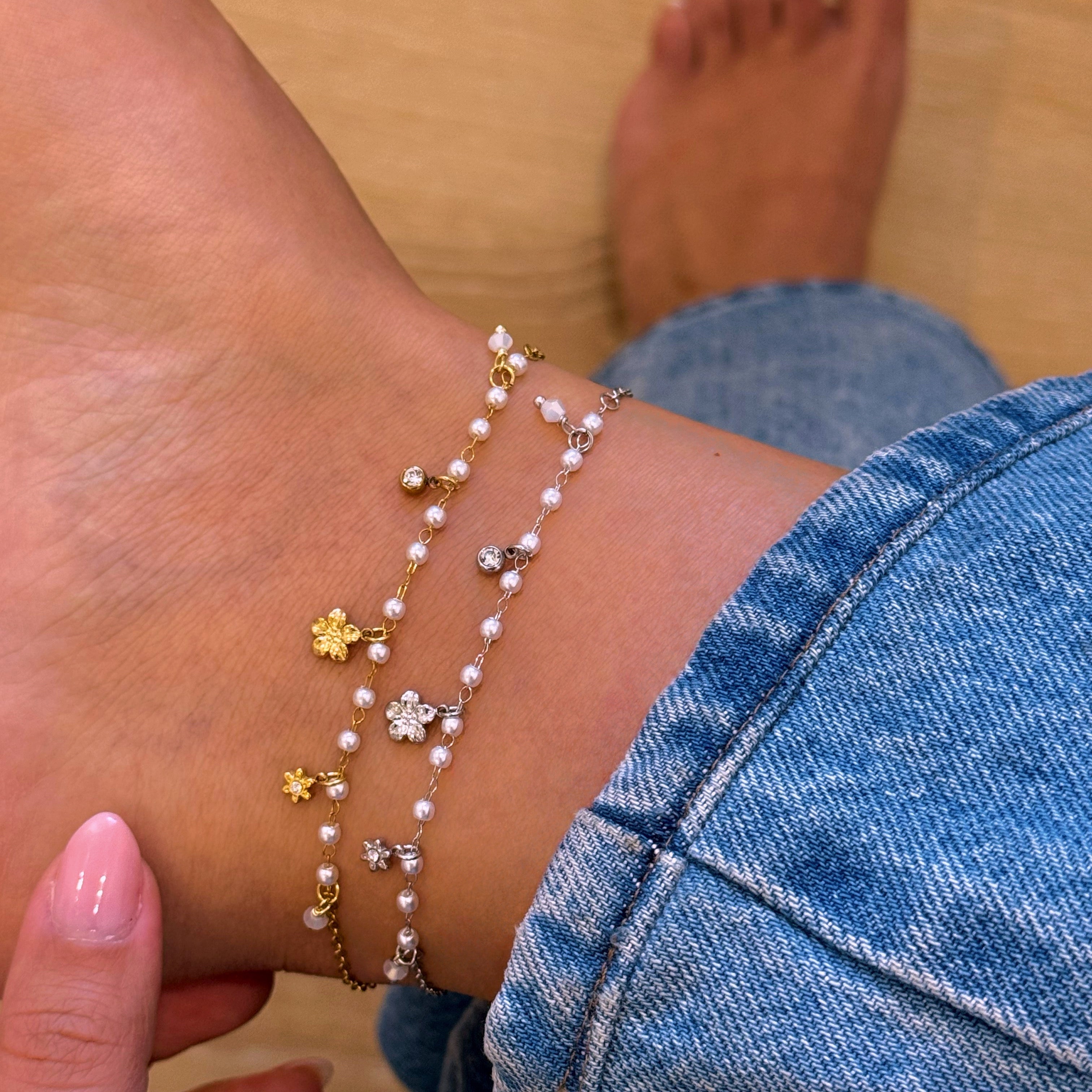 Pulseira de pé delicada com pérolas e mini flores | 2 cores