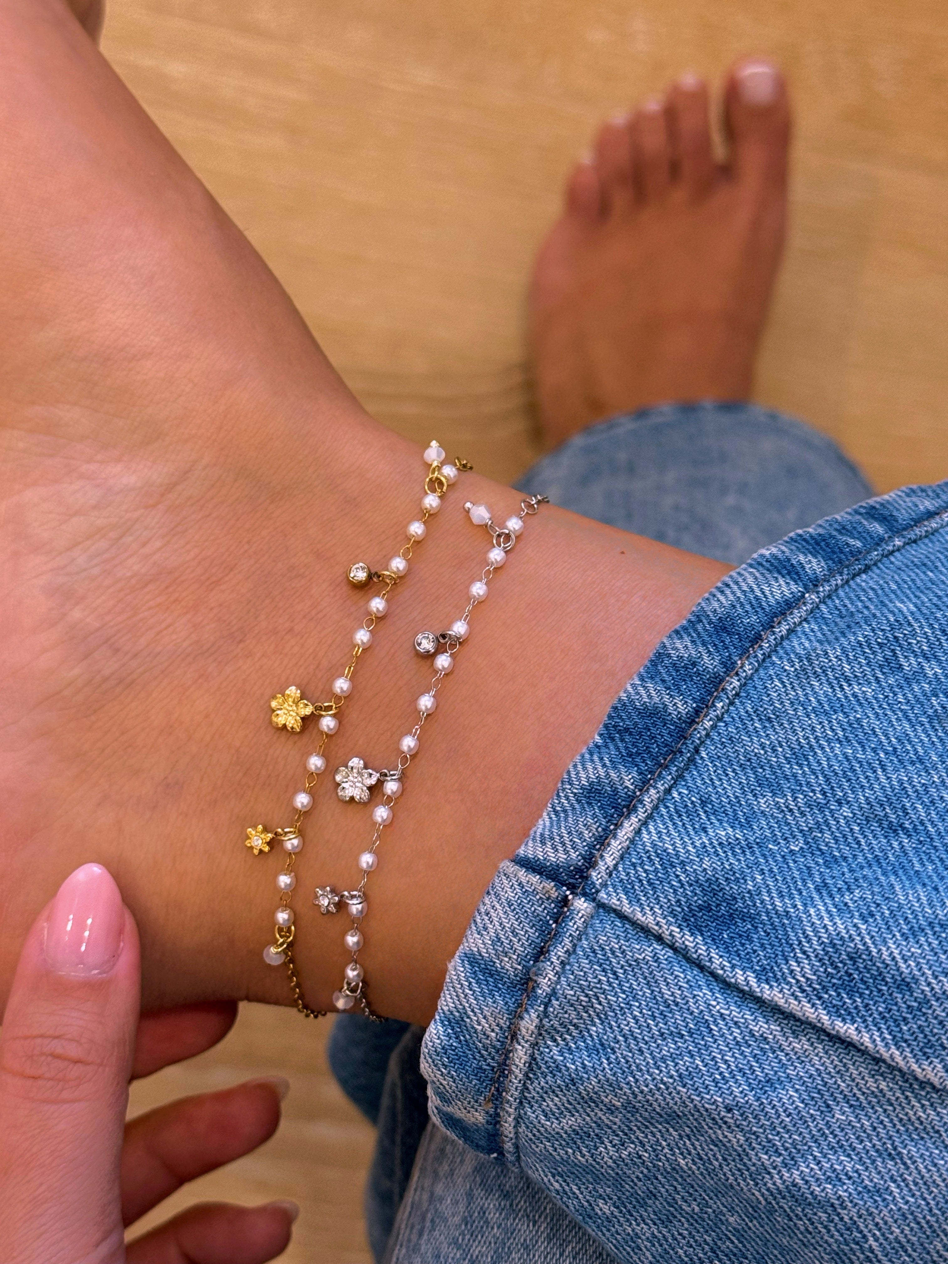 Pulseira de pé delicada com pérolas e mini flores | 2 cores