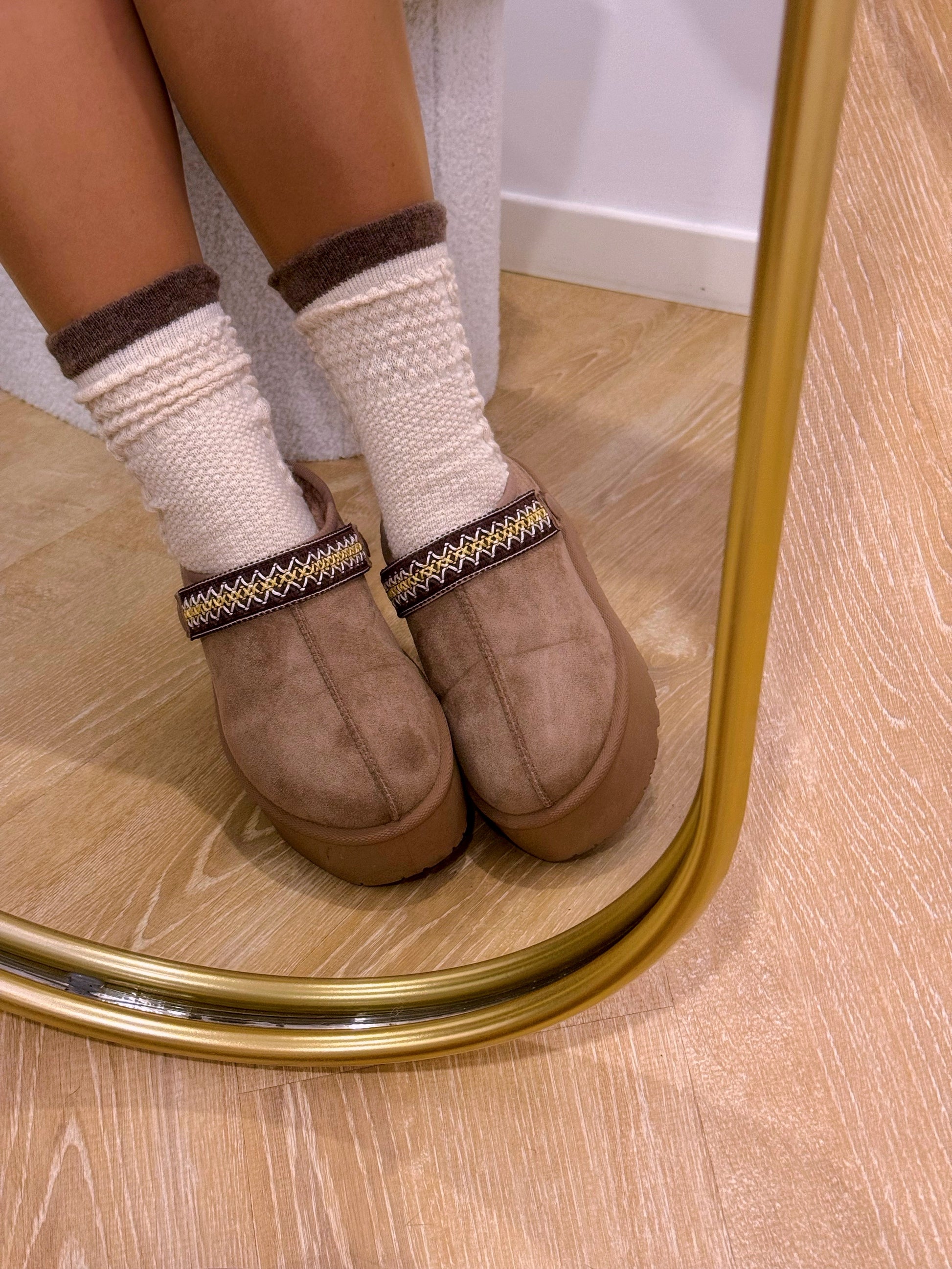 Pantufa com pelinho e fita bordada | Khaki