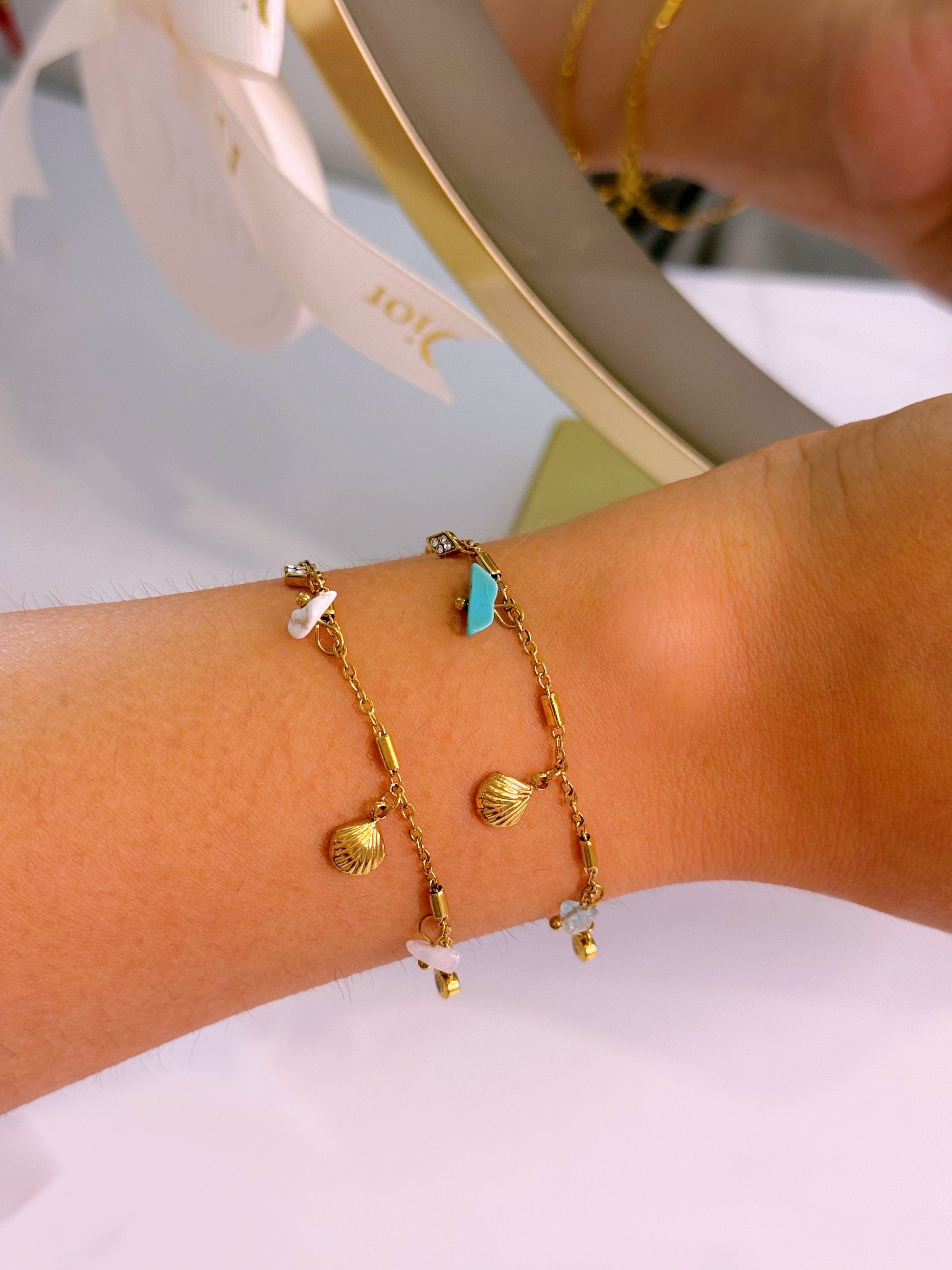 Pulseira delicada com pedrinhas e conchinha | 2 Cores