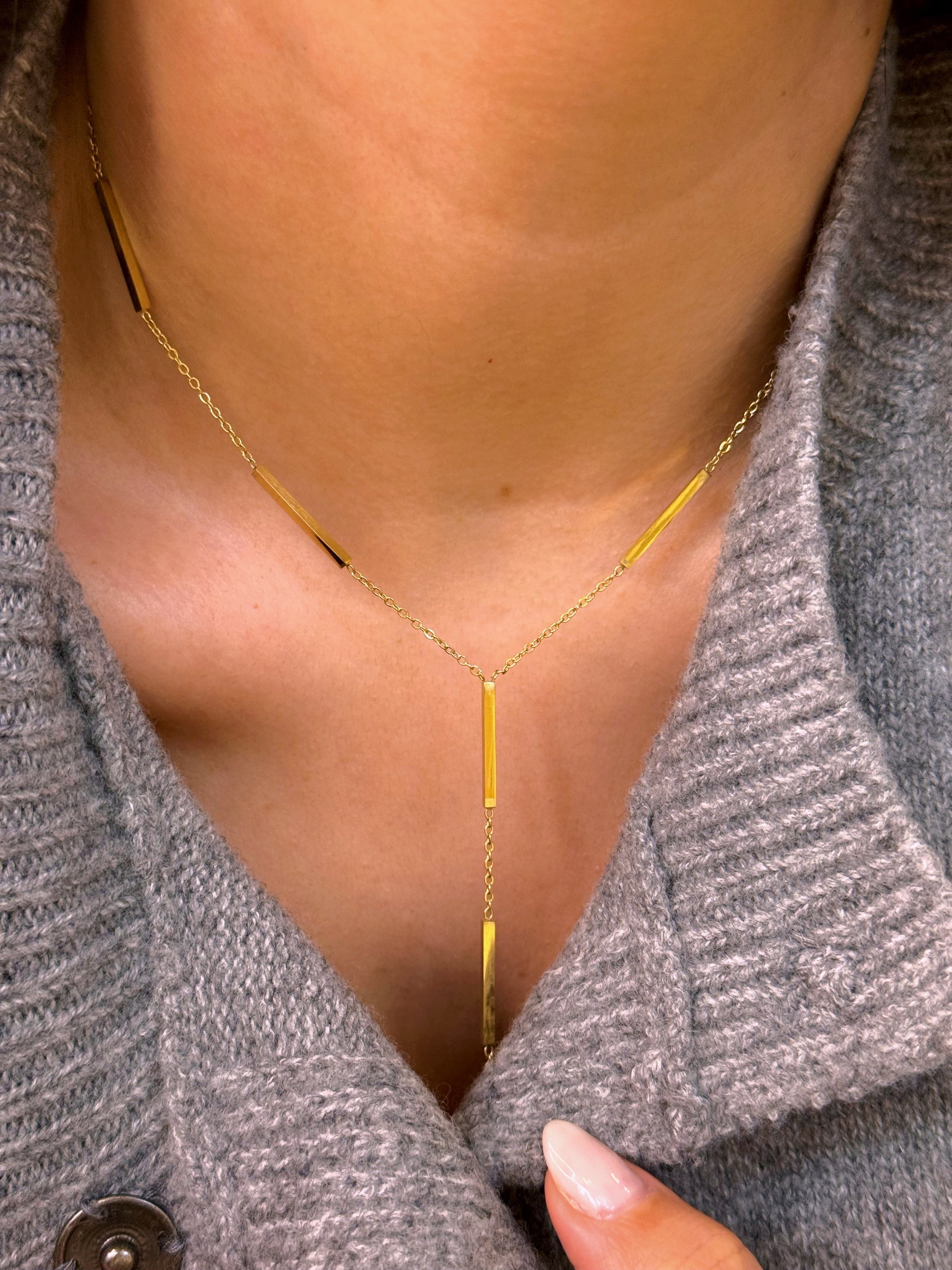 Colar com barrinhas e pendente | Dourado