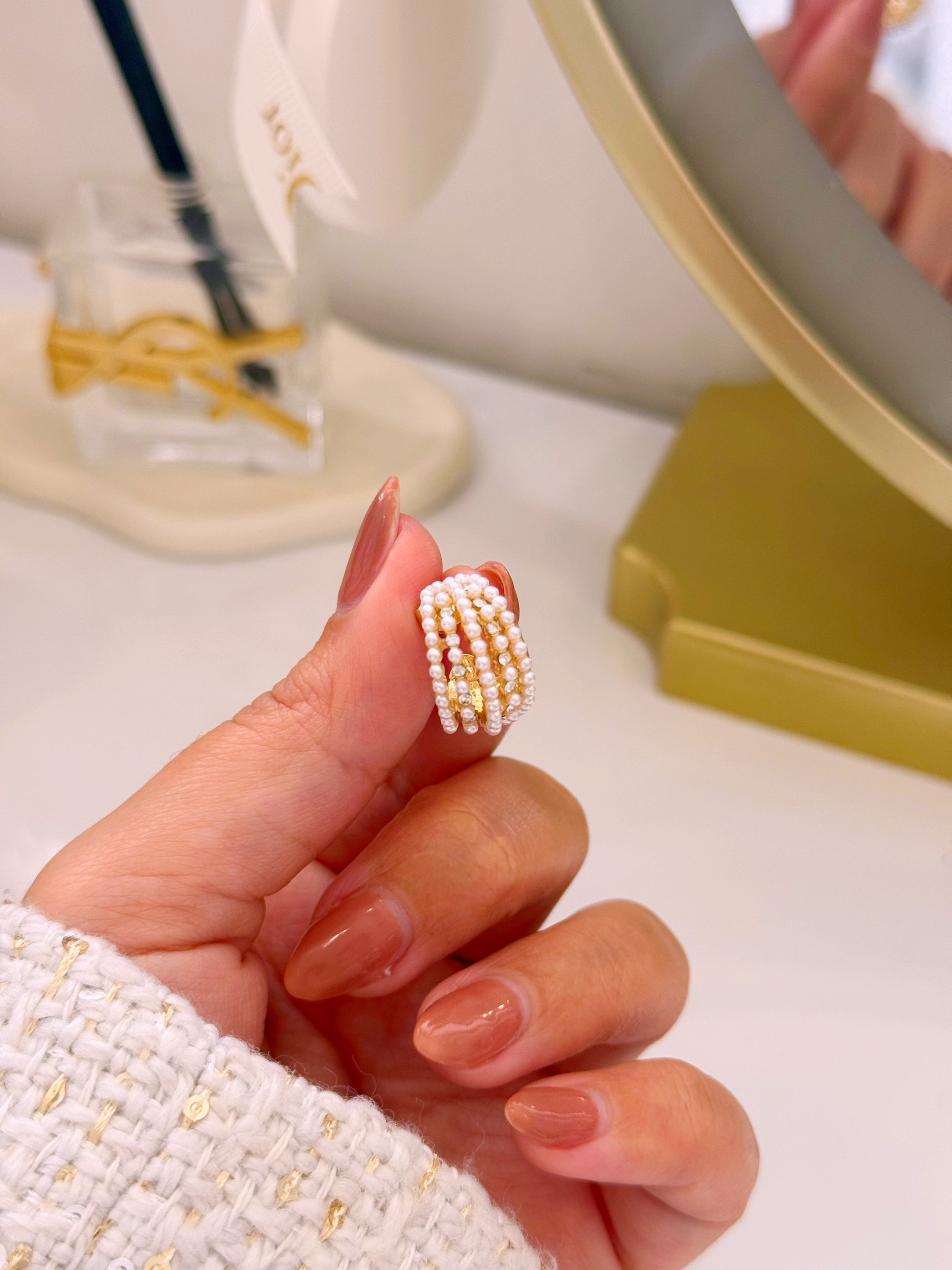 Argolas preenchidas com filas de pérolas e brilhantes | Douradas