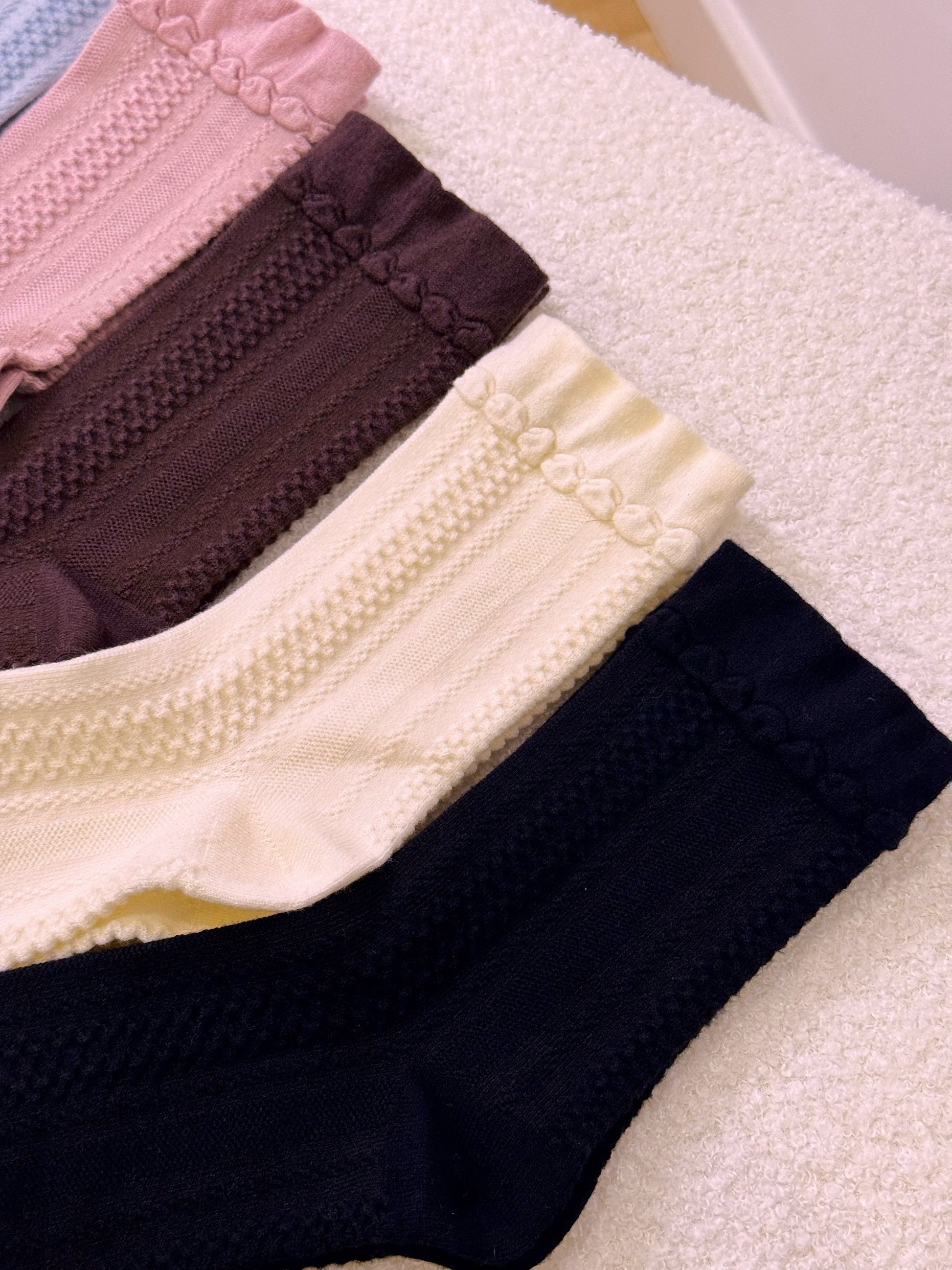 Meias de malha lisas com pormenor ondulado • com algodão e lã | 5 cores