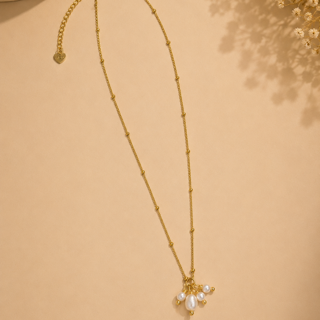 Colar malha fininha e bolinhas com pérolas em pendente | Dourado