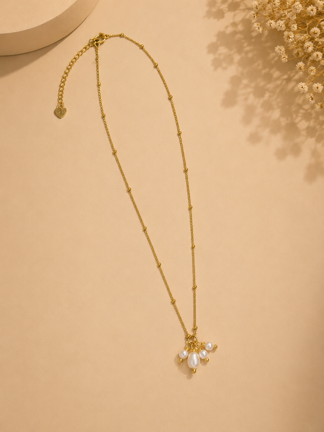 Colar malha fininha e bolinhas com pérolas em pendente | Dourado