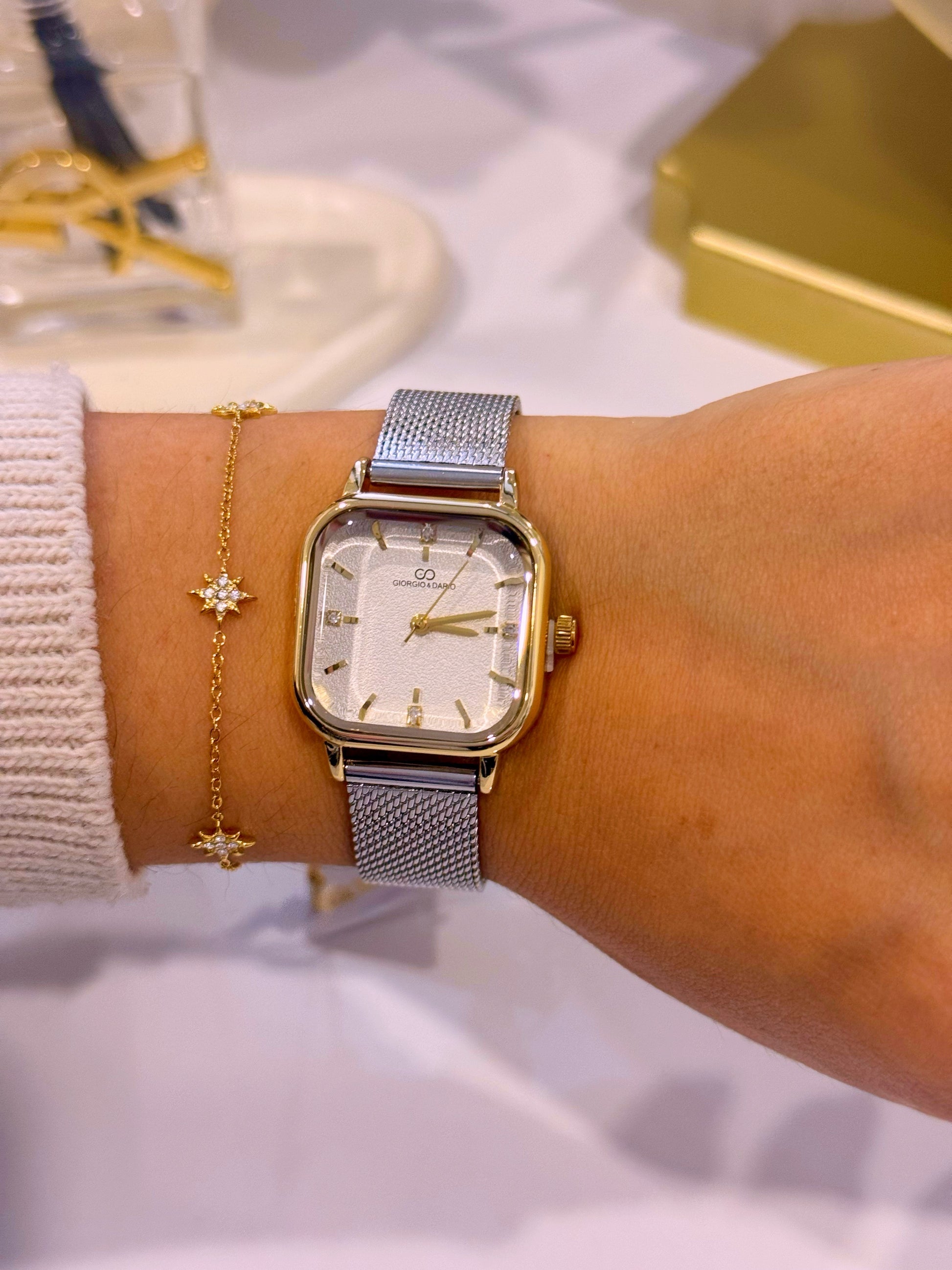 Relógio analógico mostrador quadrado com textura | Mix prateado e dourado