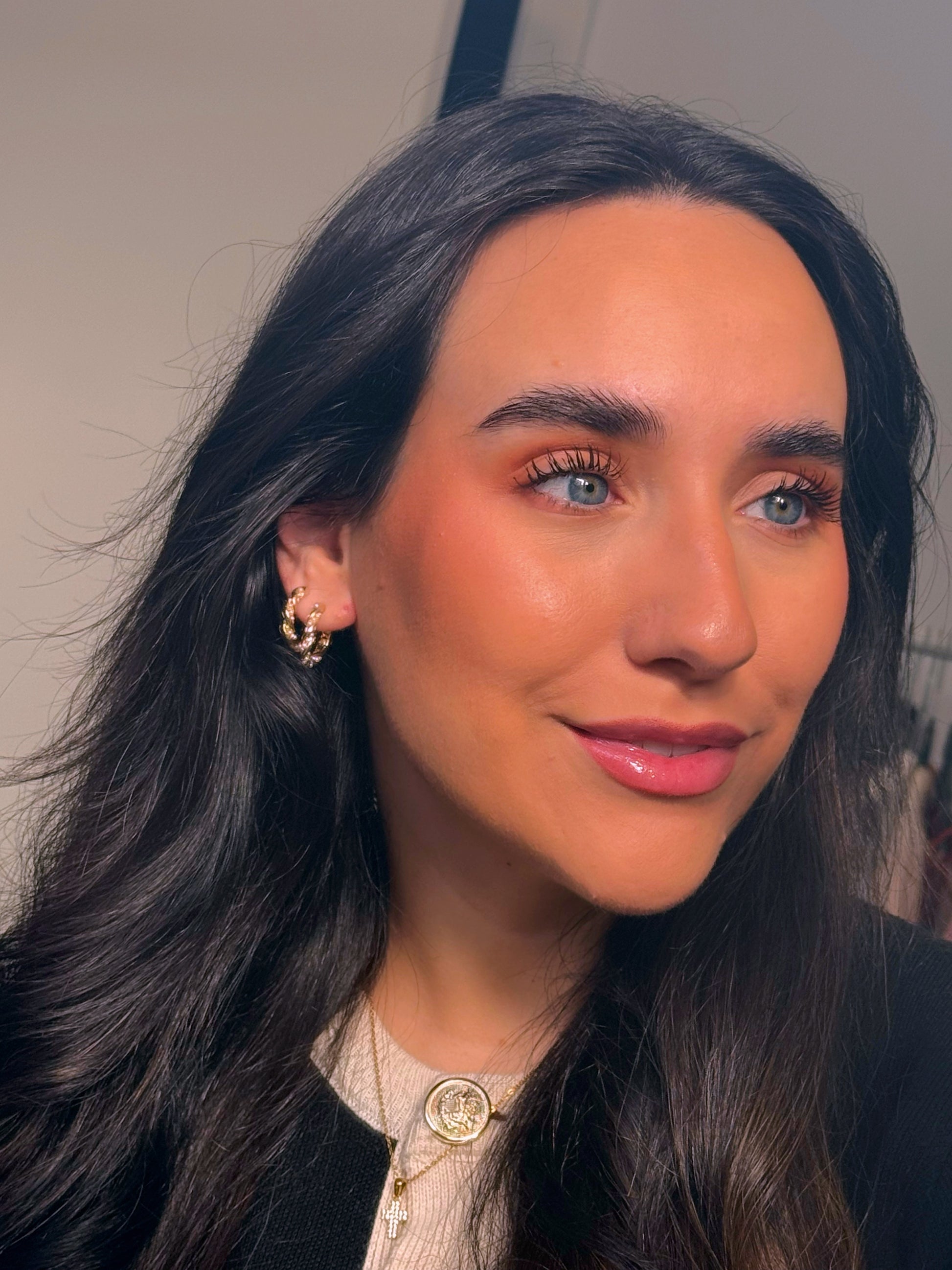 Argolas médias efeito torcido com pérolas | Dourado