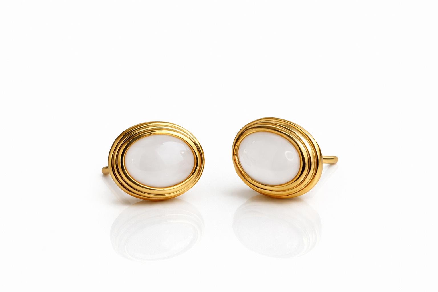 Brincos ovais com madre pérola | Dourado