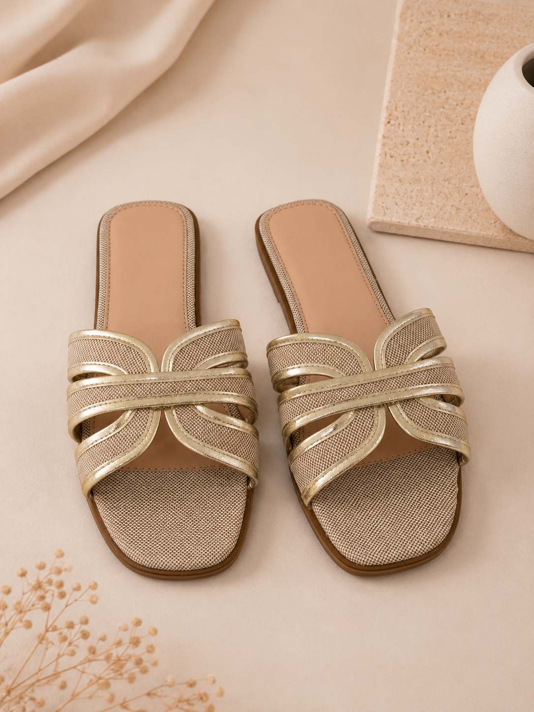 Chinelo com fivelas entrelaçadas | Bege e Dourado