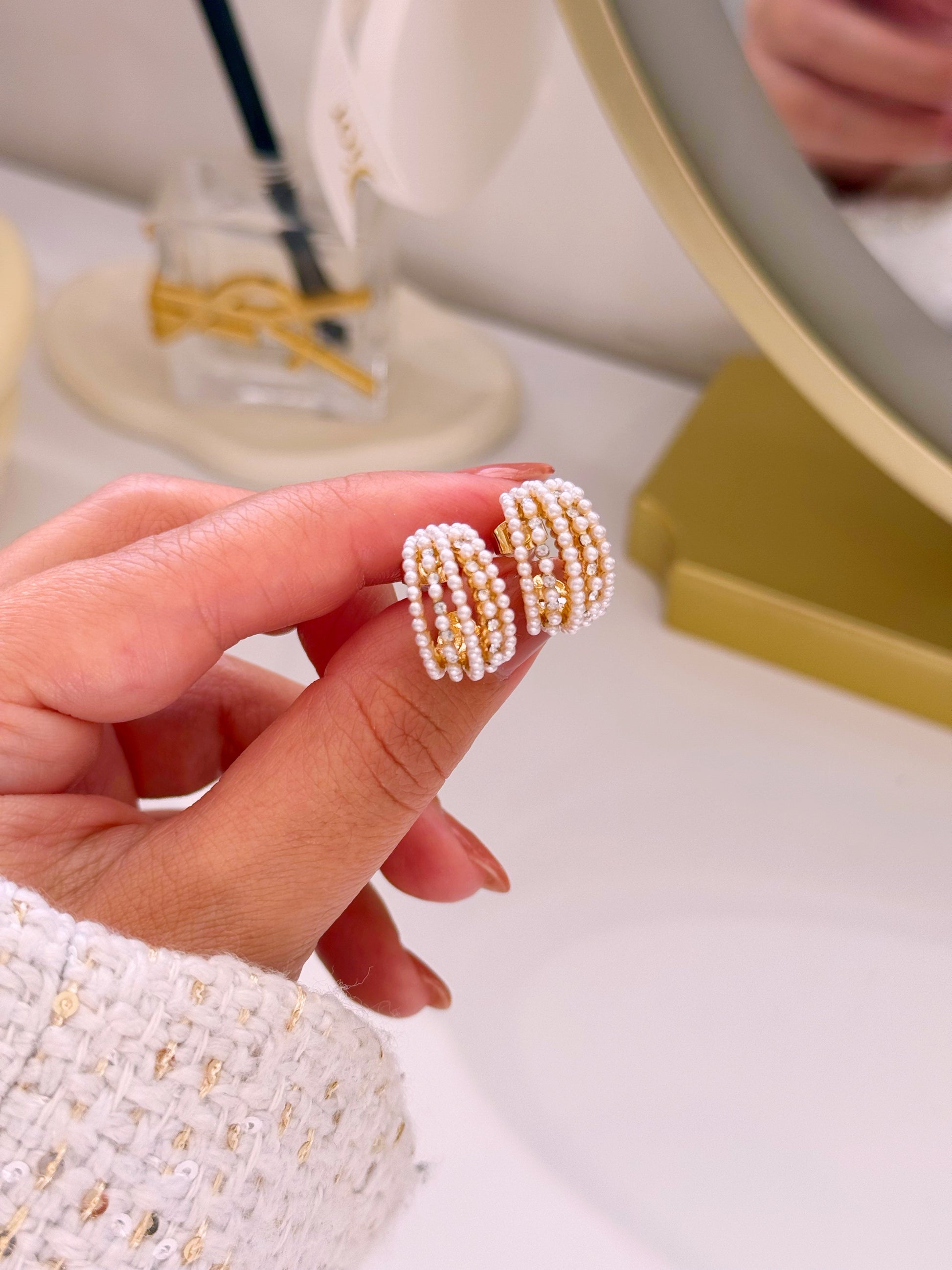 Argolas preenchidas com filas de pérolas e brilhantes | Douradas