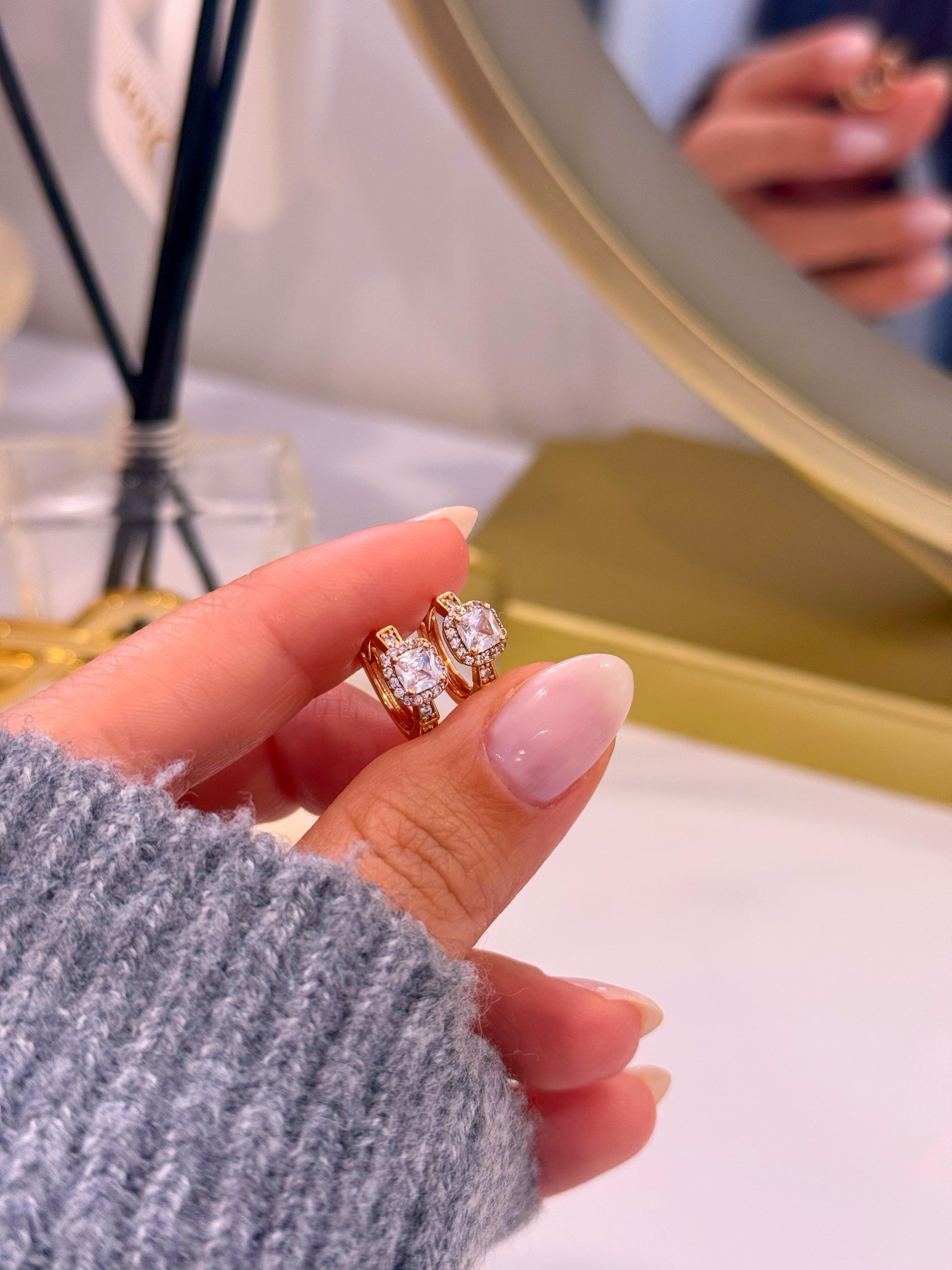 Argolinhas com brilhantes e pedra quadrada | Rose Gold