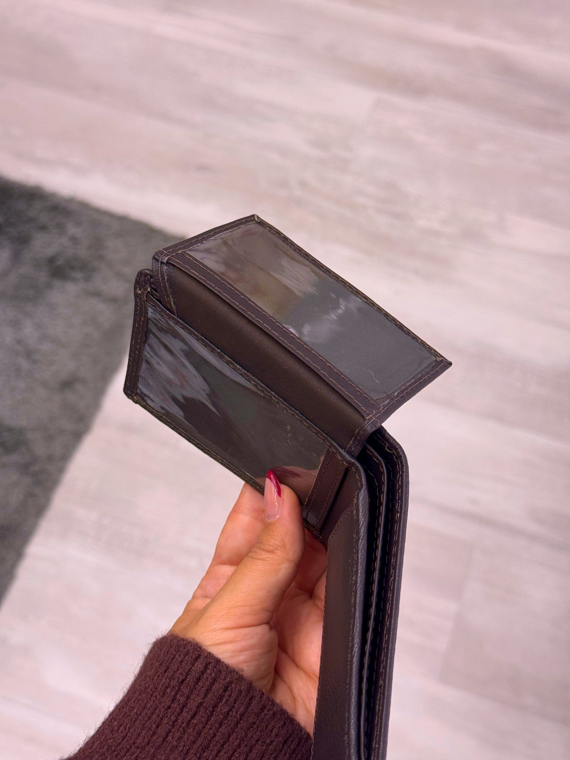 Carteira em pele castanha com costura em contraste