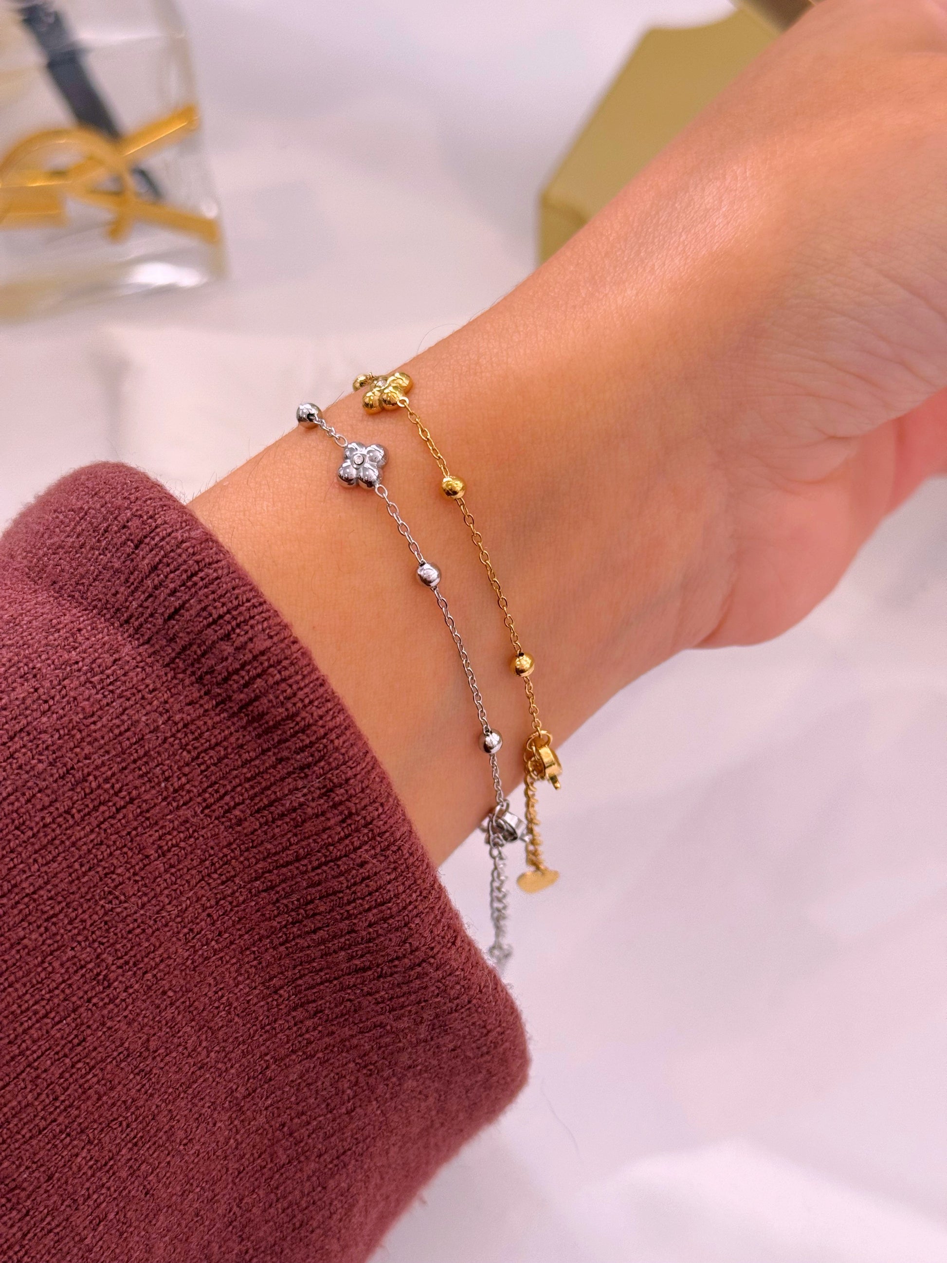 Pulseira com mini flores com brilhantes e bolinhas | 2 Cores