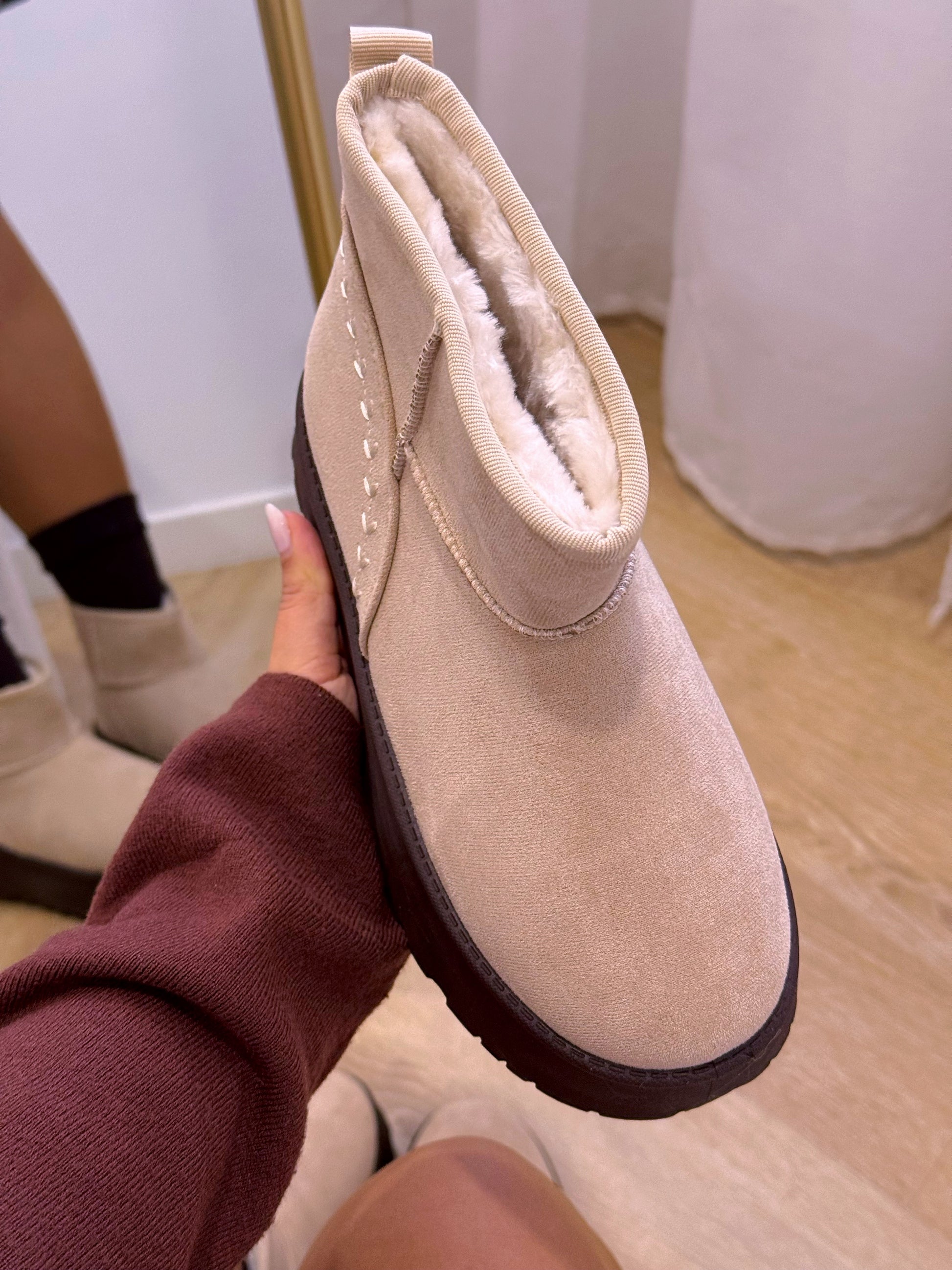 Bota pantufa com pelinho e detalhe bordado | Bege