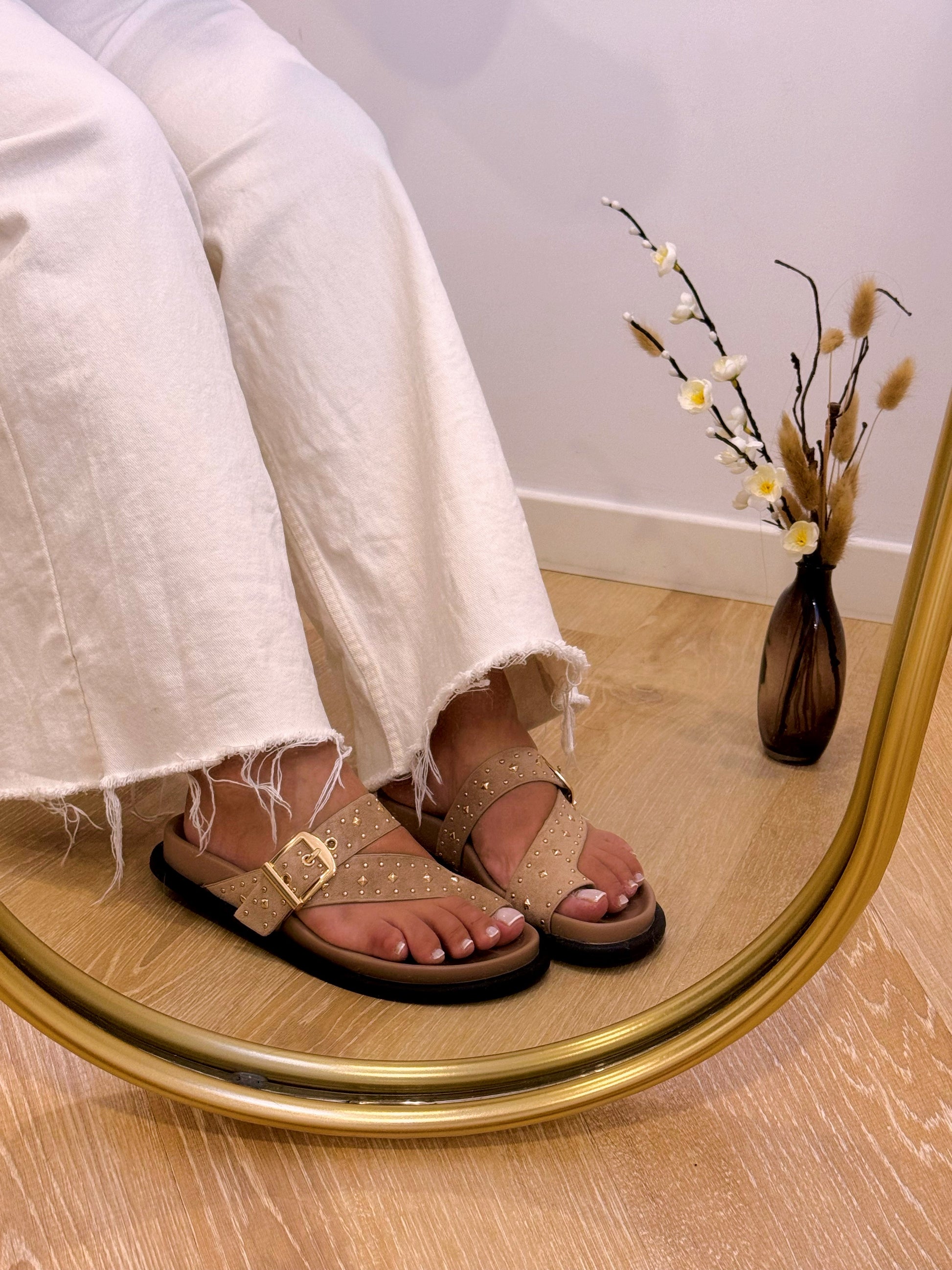 Chinelo com fivela cruzada e pormenores dourados | Khaki