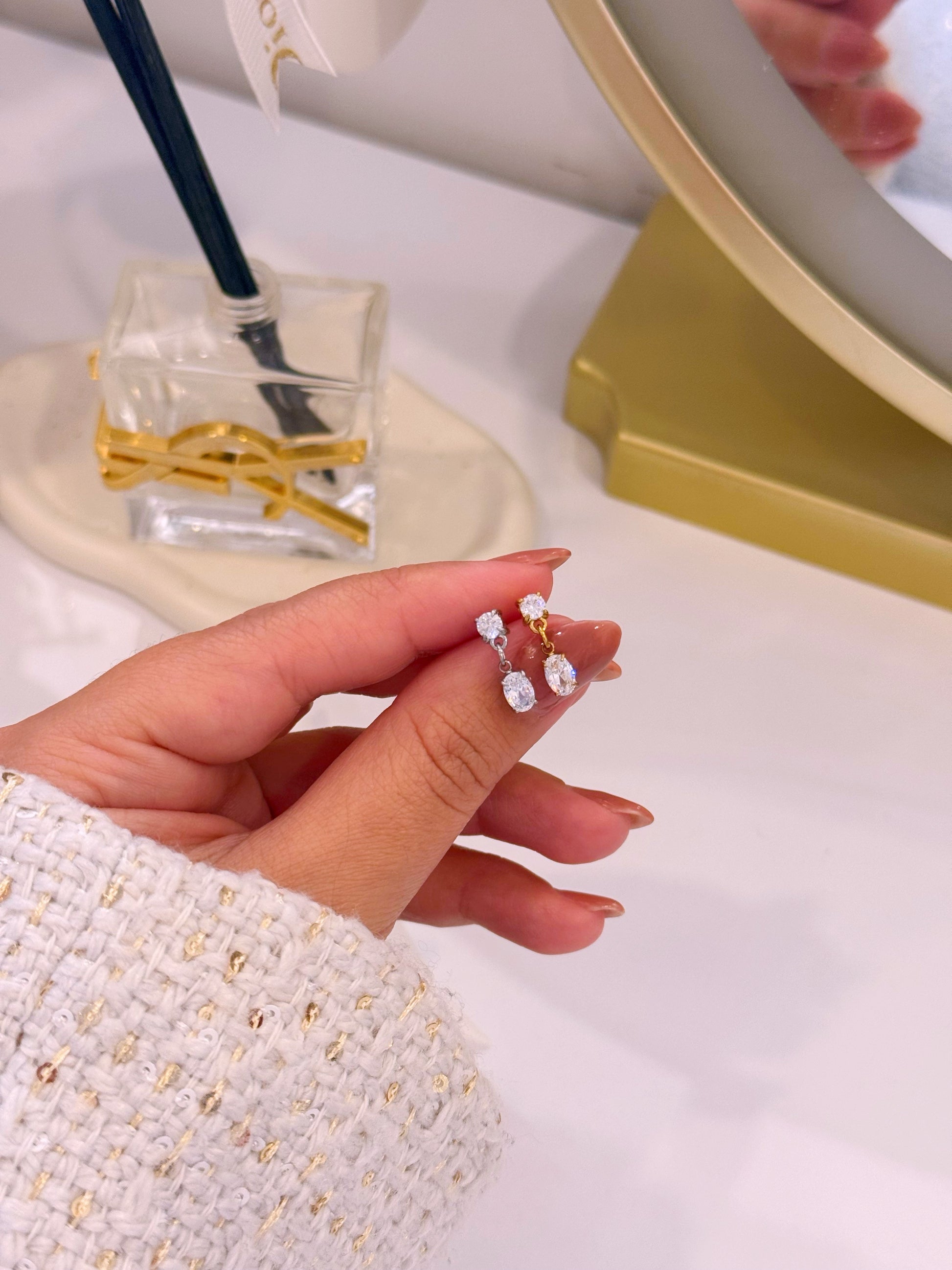 Mini brincos pontos de luz com pendente de brilhante oval | 2 Cores