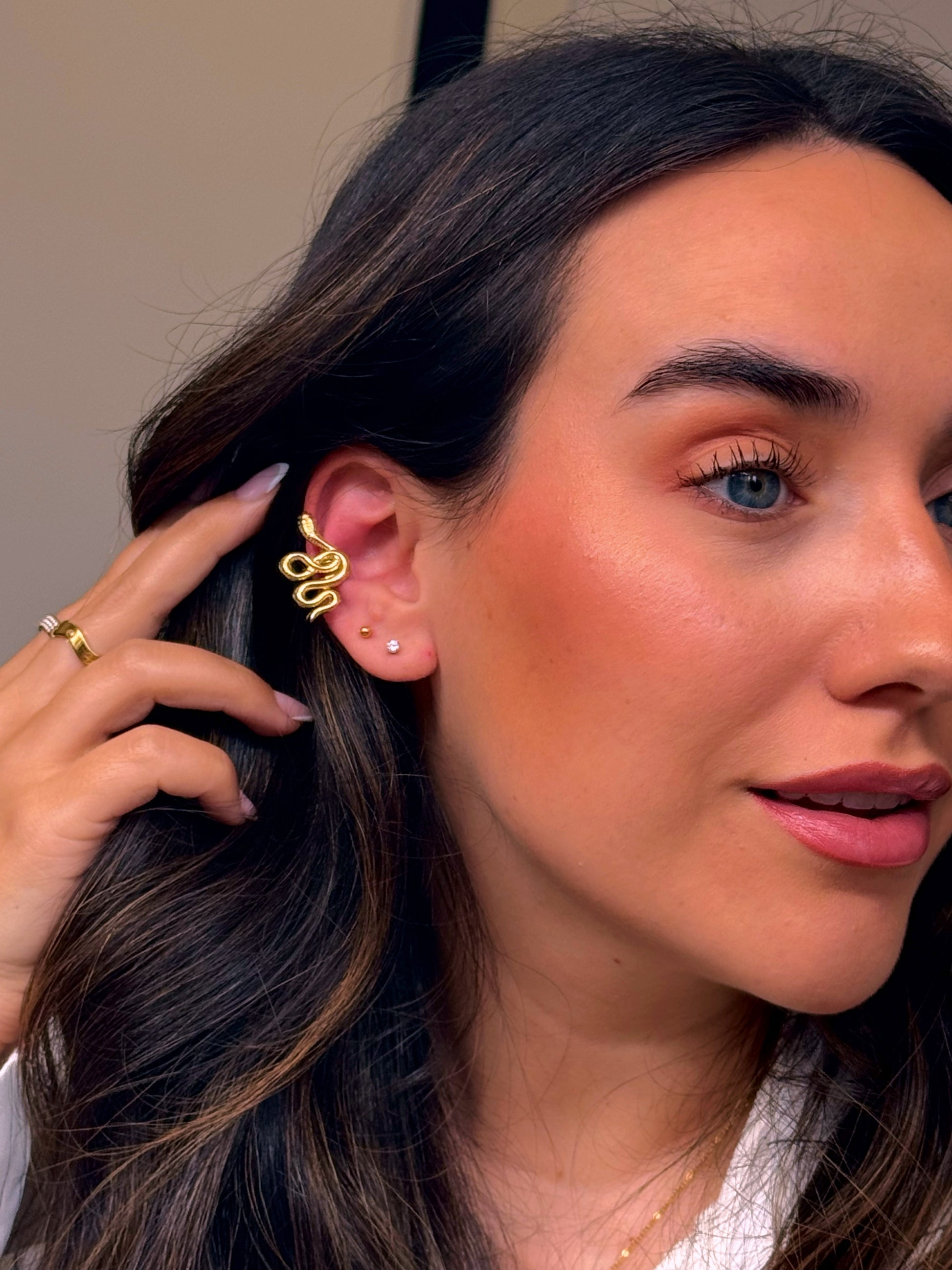 Earcuff ajustável • serpente com relevos | Dourado - aço inoxidável