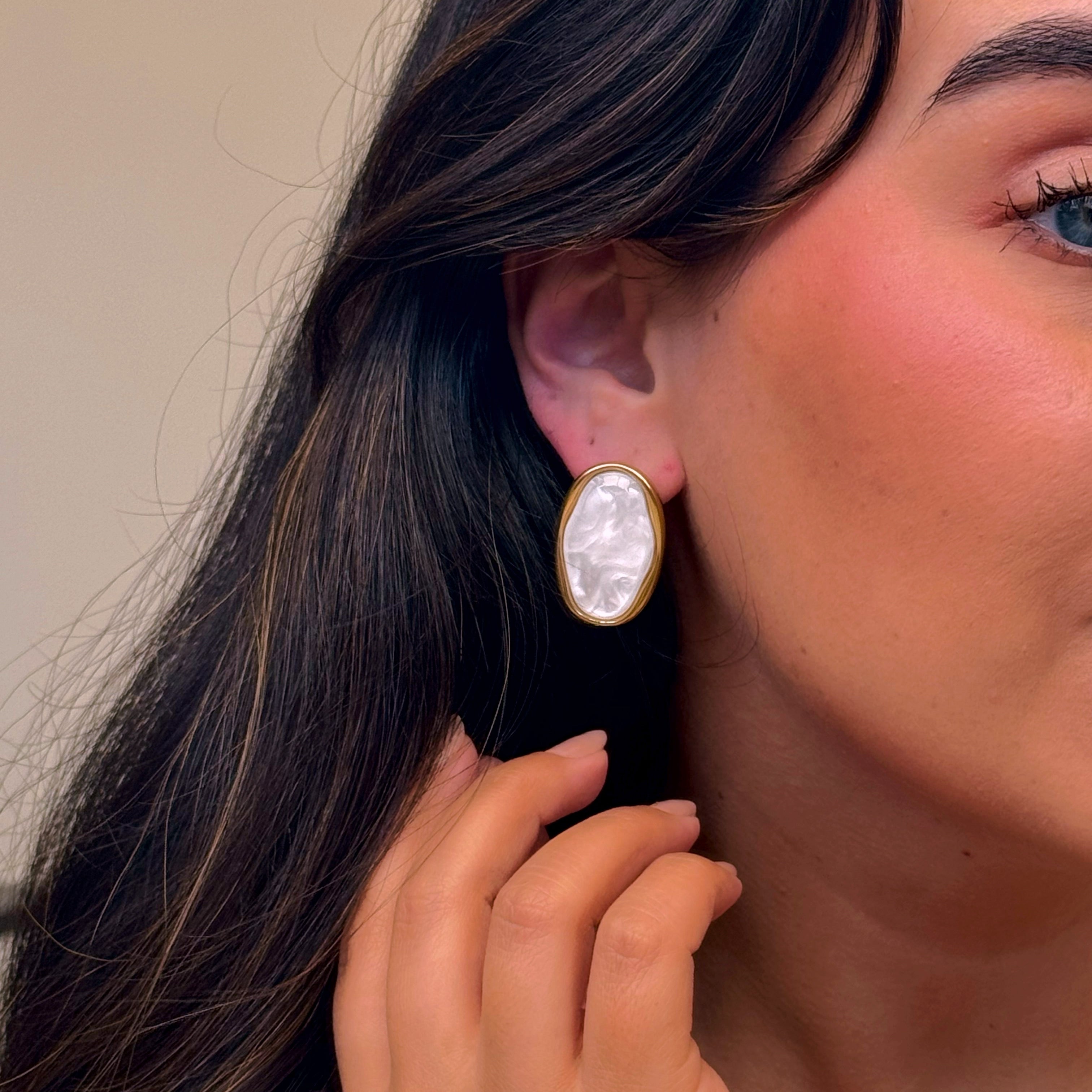 Brincos elegantes irregulares com madre pérola | Dourado