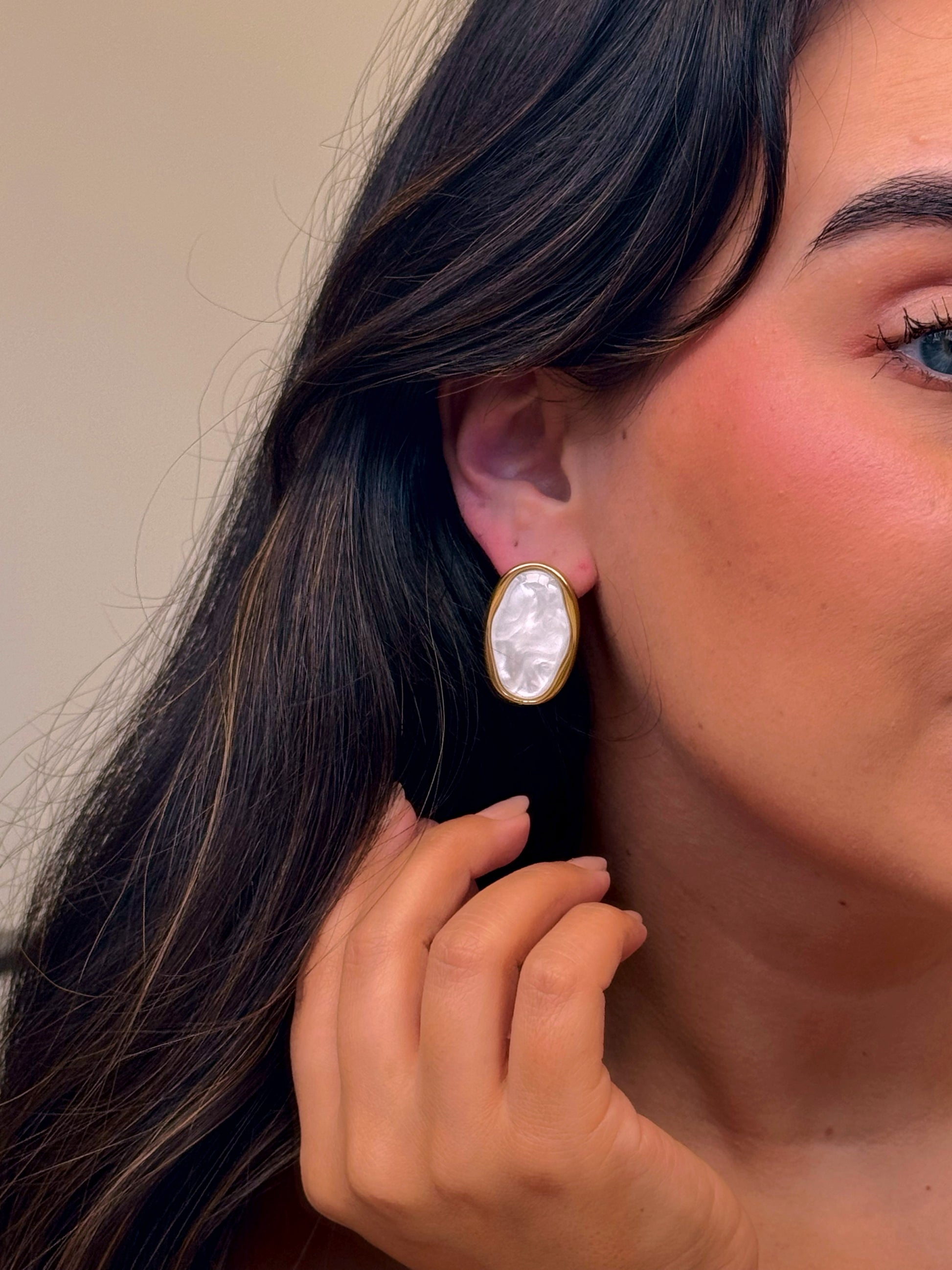 Brincos elegantes irregulares com madre pérola | Dourado
