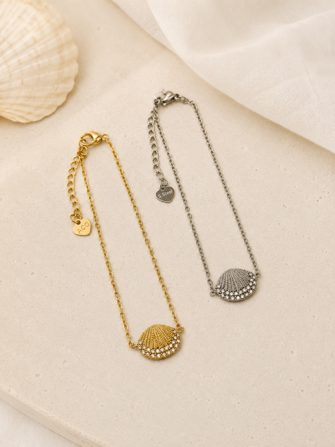 Pulseira delicada • concha com relevos e brilhantes | 2 Cores