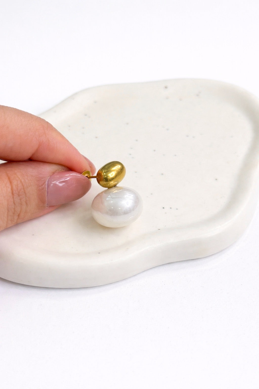 Brincos elegantes com detalhe oval e pérola irregular | Dourado