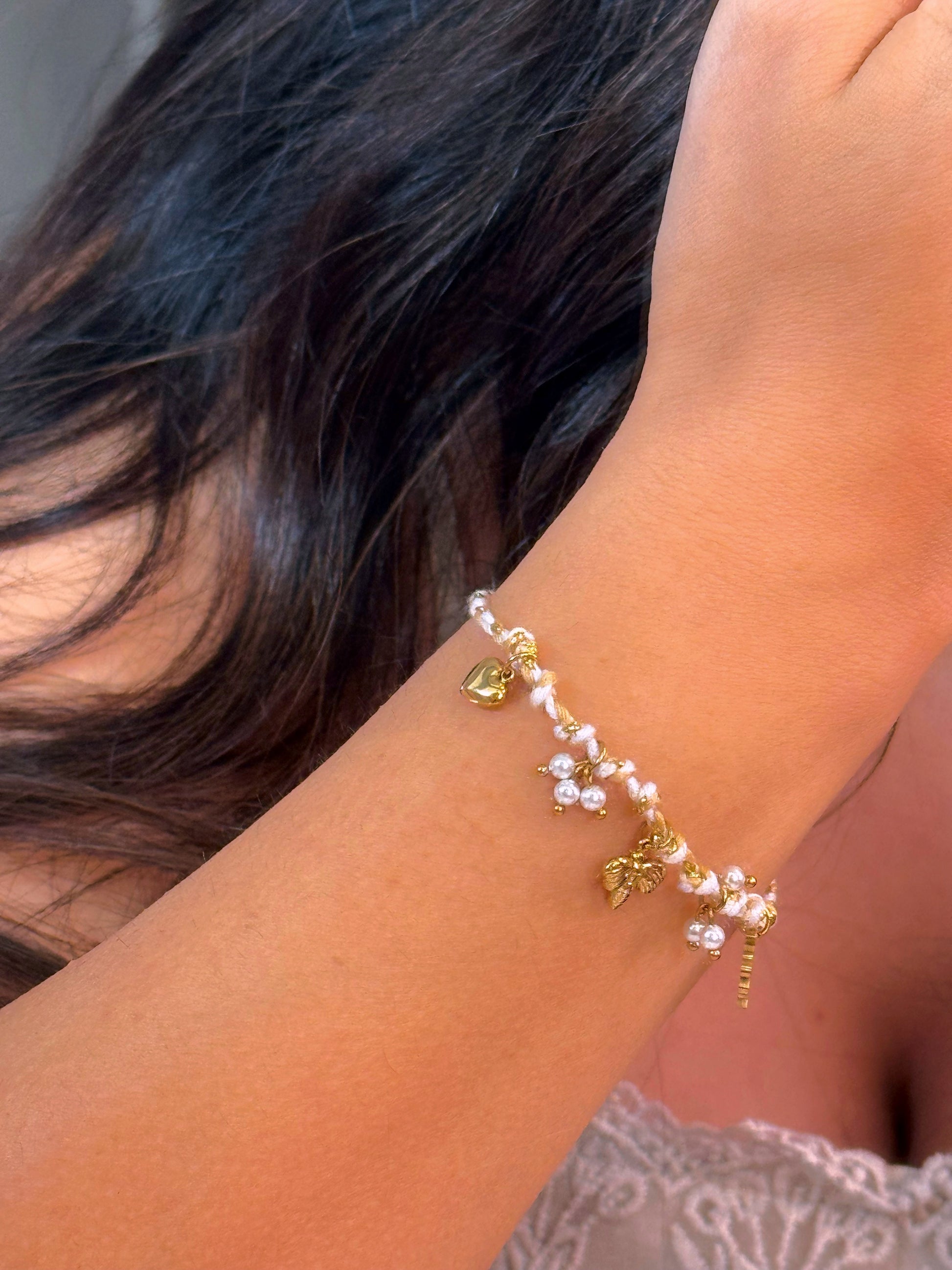 Pulseira cordão bege com pendentes e pérolas | Dourado